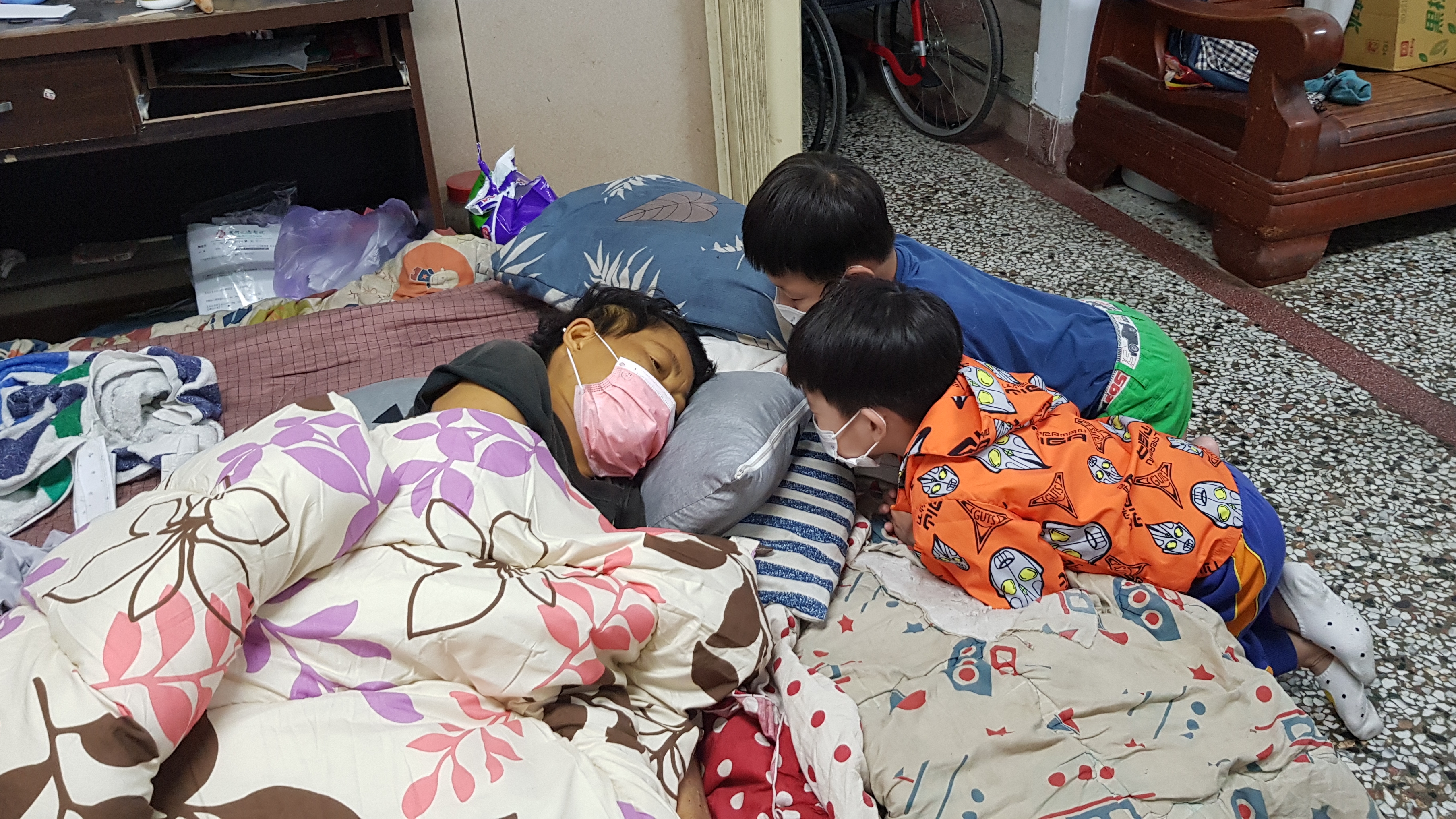 小祥(右後)、小程(右前)兄弟兩為病重媽媽阿容祈禱。韓旭爾攝 小祥(右後)、小程(右前)兄弟兩為病重媽媽阿容祈禱。韓旭爾攝