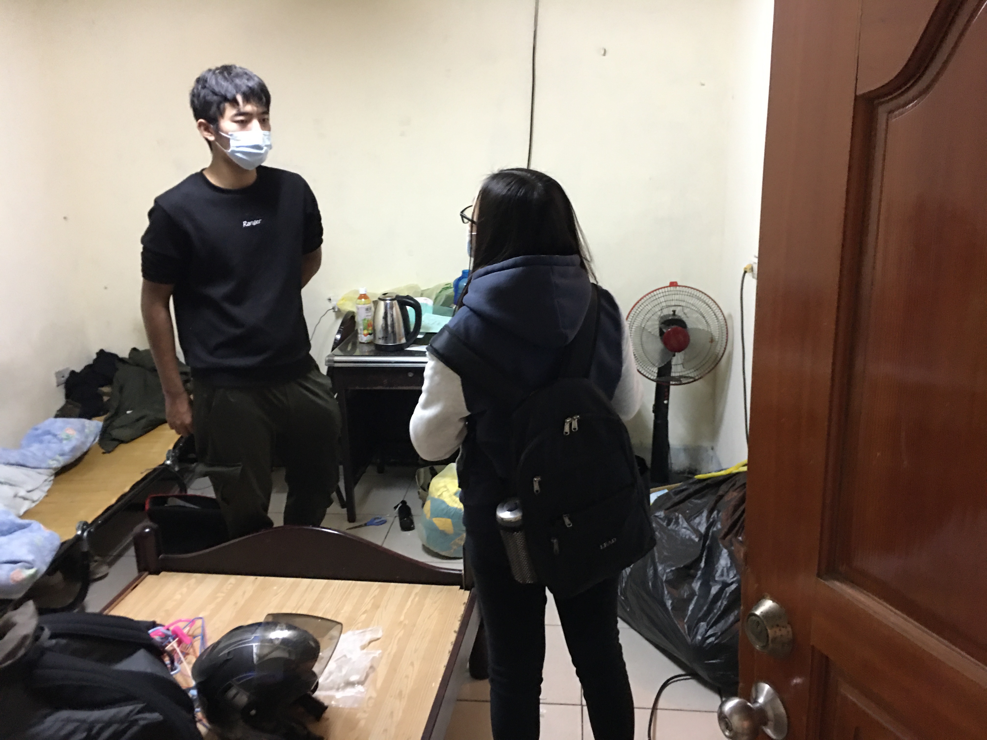 社福中心社工(右)常關懷探訪小宇。向高彬攝 社福中心社工(右)常關懷探訪小宇。向高彬攝