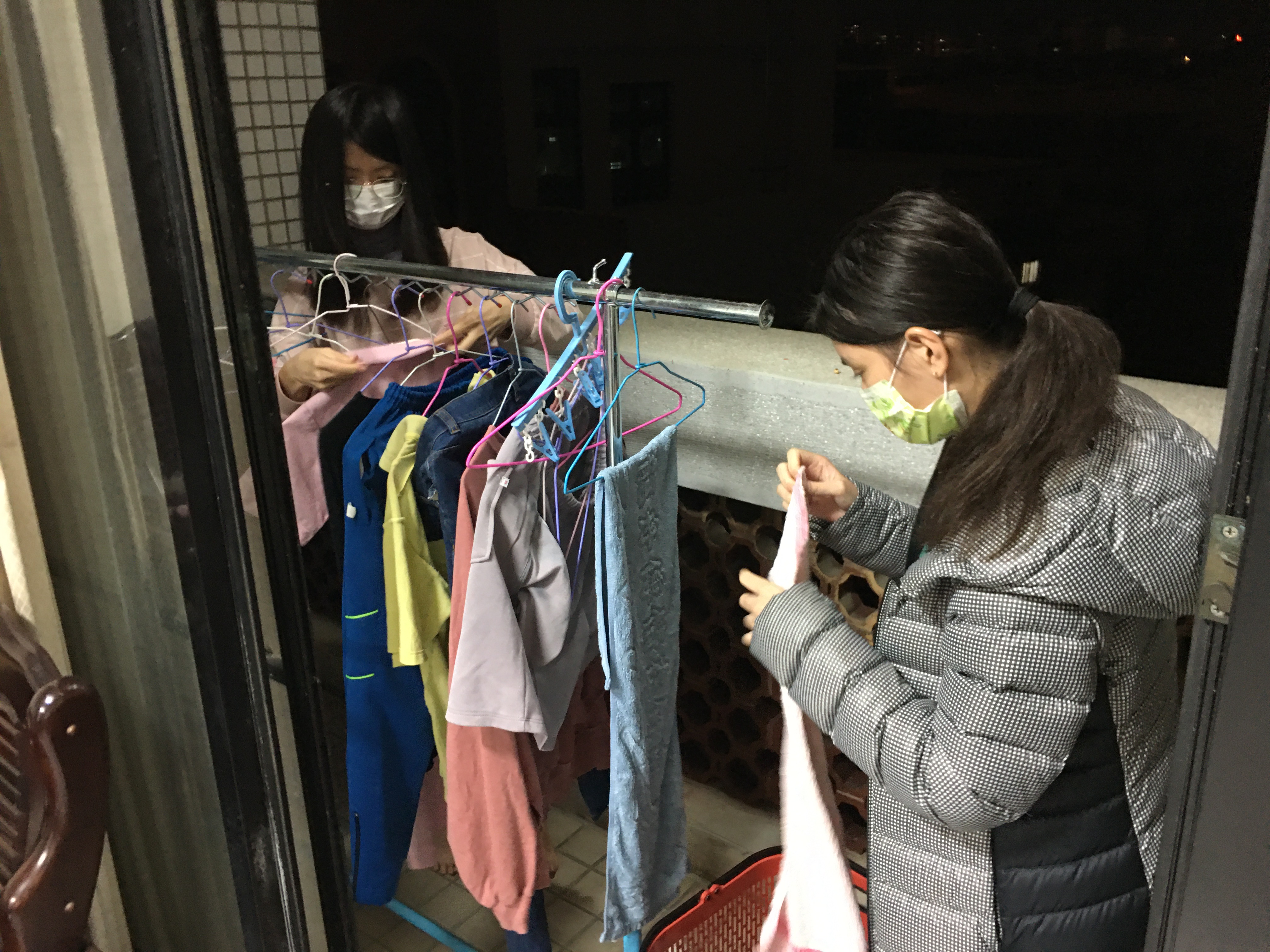 小妃(左)與妹小琳幫忙晾衣打掃家務,讓癌母多休息。向高彬攝 小妃(左)與妹小琳幫忙晾衣打掃家務,讓癌母多休息。向高彬攝