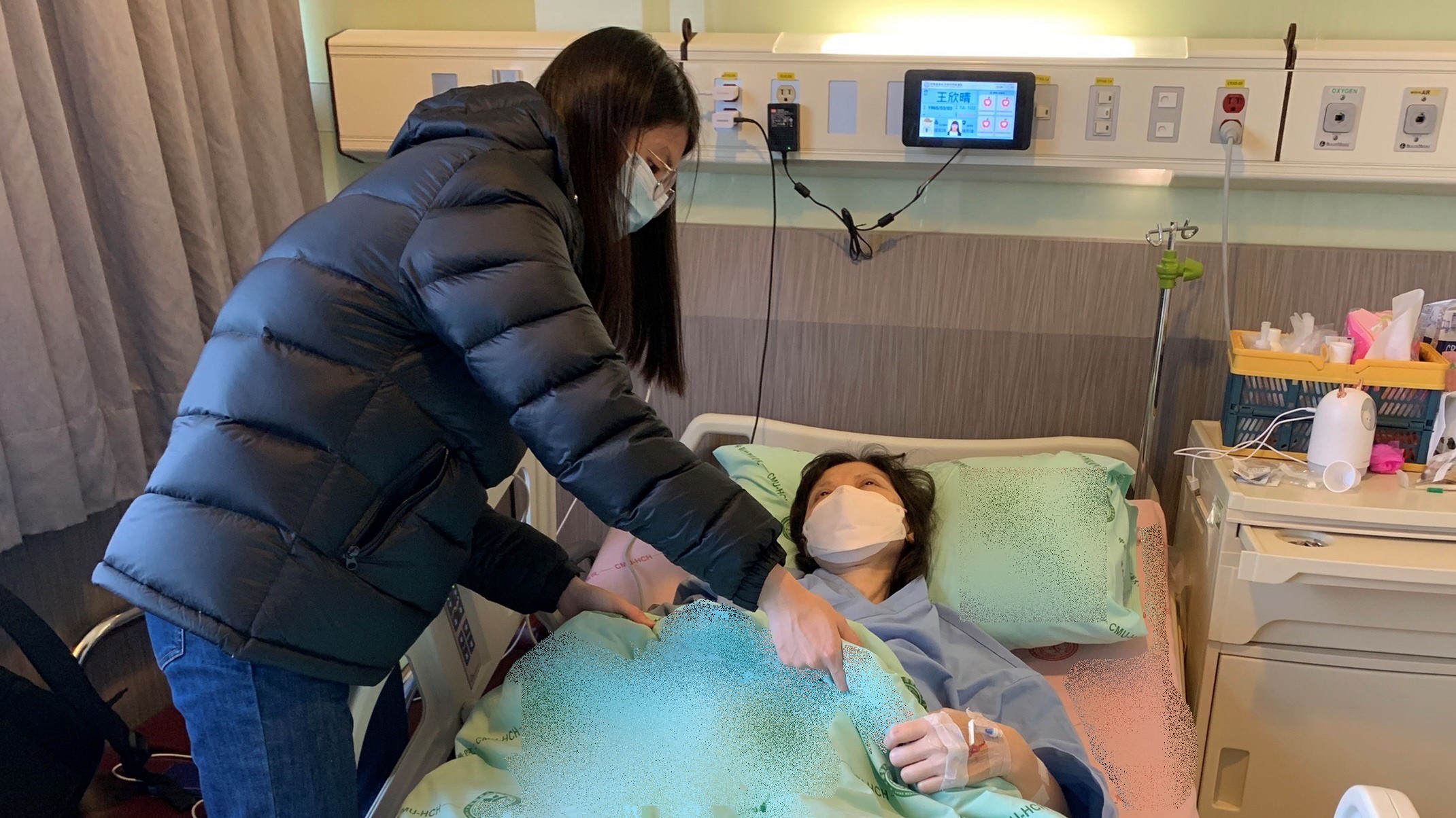 王欣晴(右)住院治療,二女兒小妃協助照料。(圖:小妃提供) 王欣晴(右)住院治療,二女兒小妃協助照料。(圖:小妃提供)