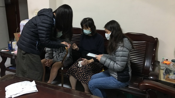 王欣晴出院返家體弱,她12月15日又要入院治療,女兒們在旁照料,左一為二女兒小妃。向高彬攝 王欣晴出院返家體弱,她12月15日又要入院治療,女兒們在旁照料,左一為二女兒小妃。向高彬攝