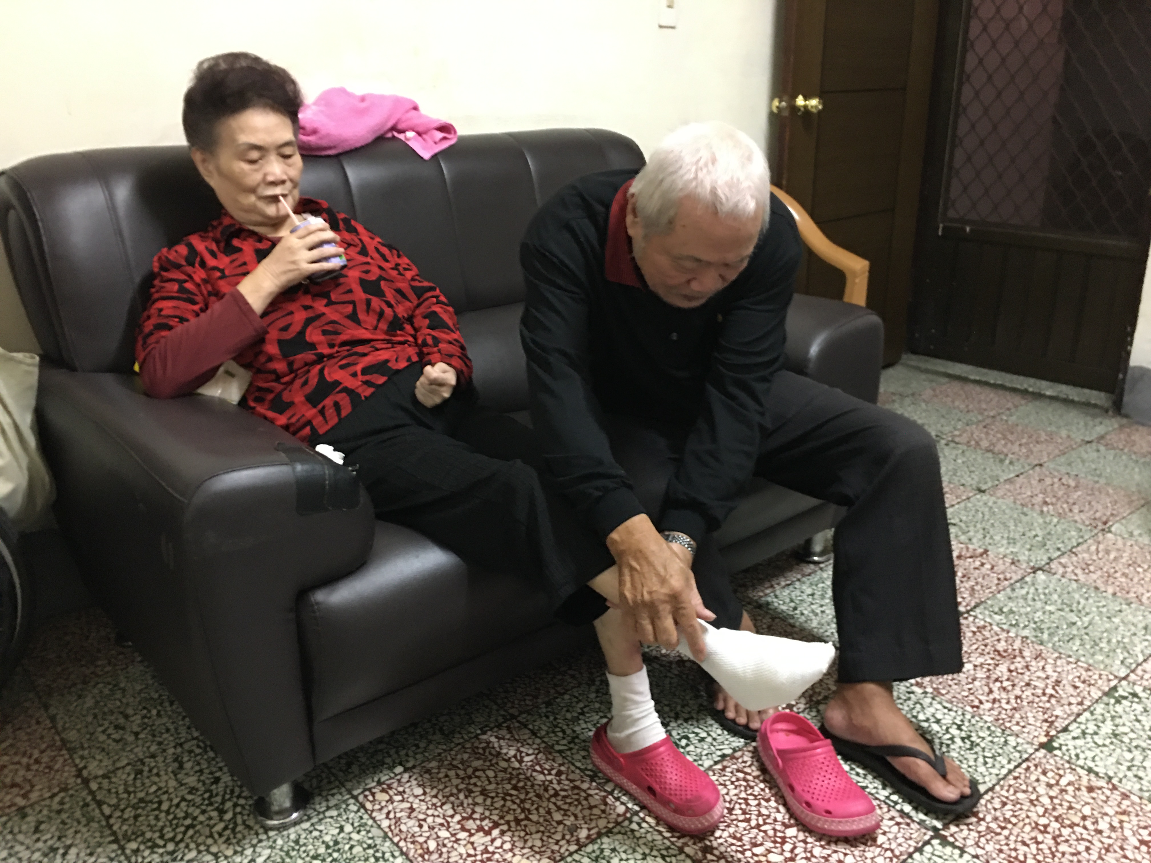 陳隆興(右)指著老伴阿霞婆截掌部位。向高彬攝 陳隆興(右)指著老伴阿霞婆截掌部位。向高彬攝