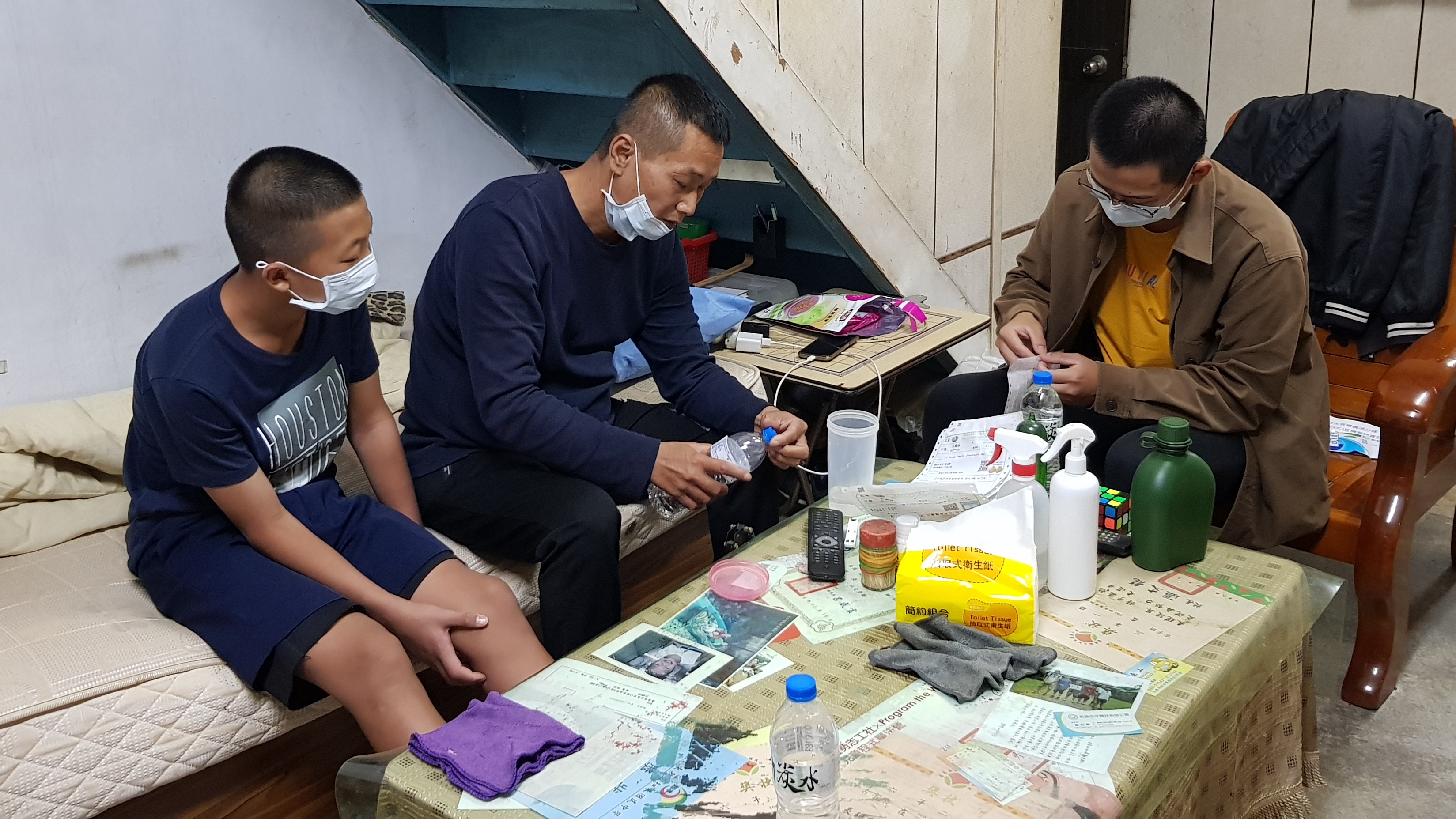 單親爸阿林(中)罹患肝硬化、肝癌,需服藥控制,一旁為長子小翰(右)、讀國二參子小樂。韓旭爾攝 單親爸阿林(中)罹患肝硬化、肝癌,需服藥控制,一旁為長子小翰(右)、讀國二參子小樂。韓旭爾攝
