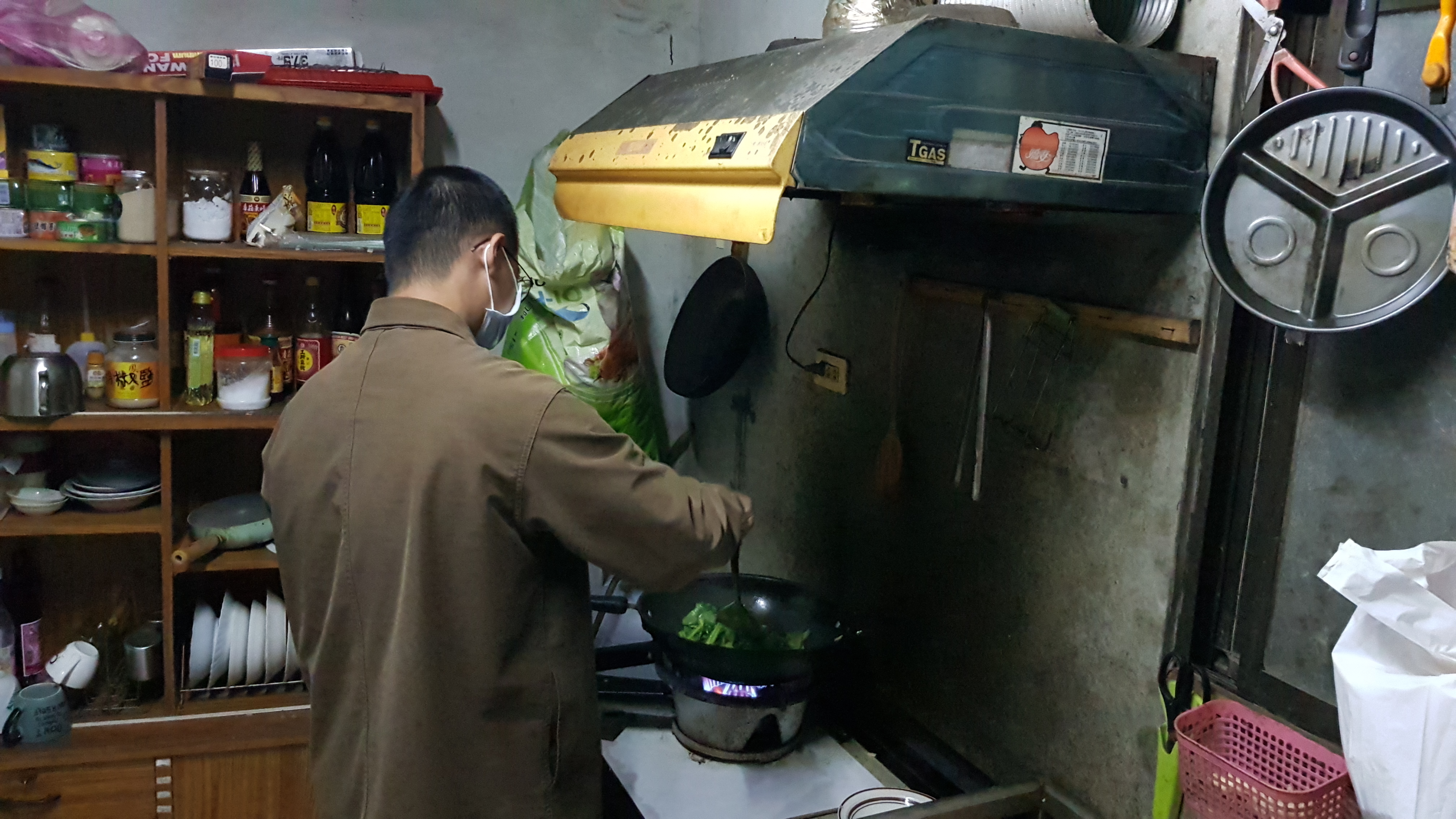 小翰讀五專時曾餐廳打工,也學會做家常菜,父親病後都由他料理三餐。韓旭爾攝 小翰讀五專時曾餐廳打工,也學會做家常菜,父親病後都由他料理三餐。韓旭爾攝