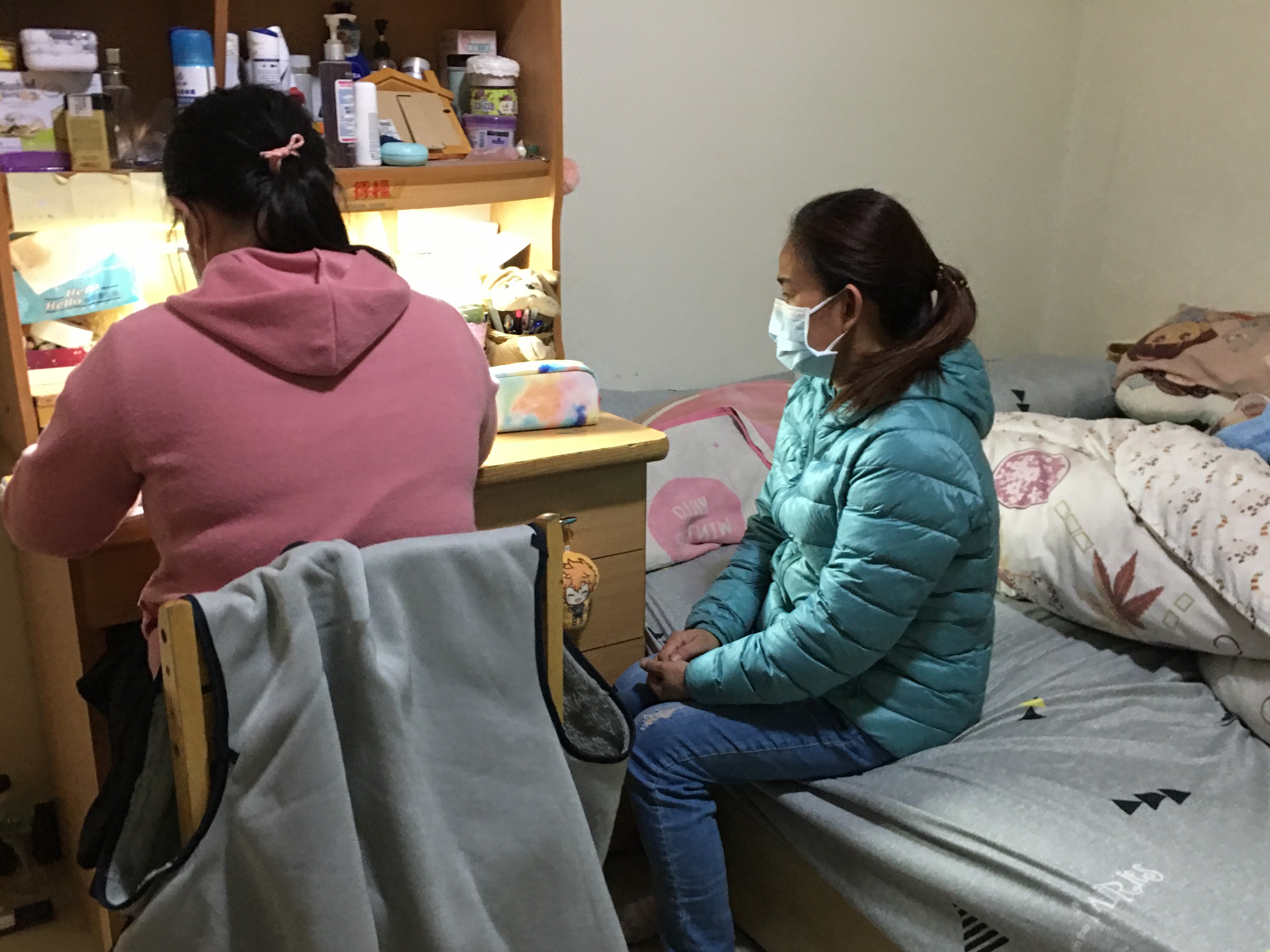 許亞珍(右)說,做工勉強負擔母女房租生活,已無力負擔先生安養費。向高彬攝。 許亞珍(右)說,做工勉強負擔母女房租生活,已無力負擔先生安養費。向高彬攝。