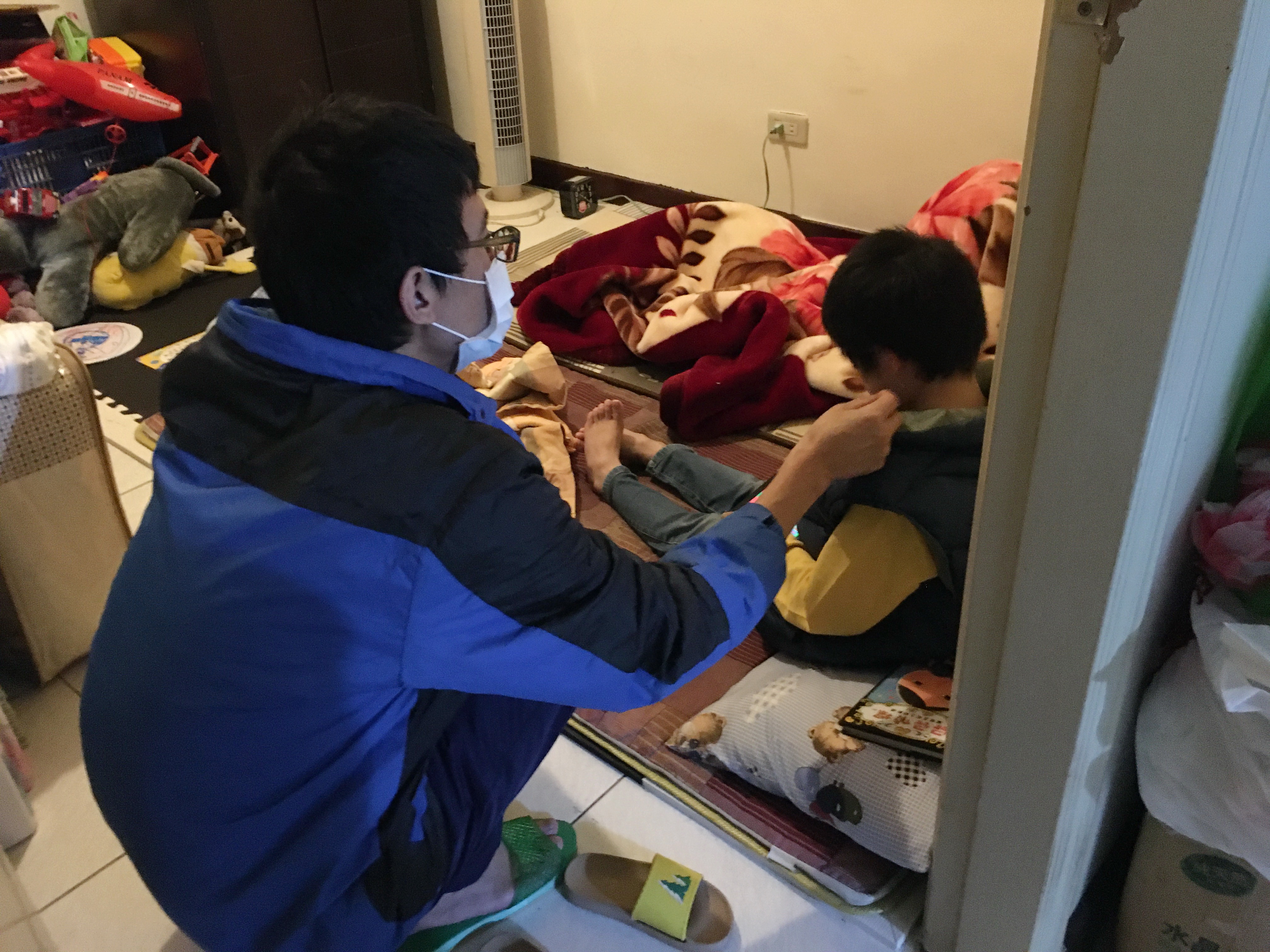 鄧記驛(左)嘆,放心不下7歲憨兒小和。向高彬攝 鄧記驛(左)嘆,放心不下7歲憨兒小和。向高彬攝