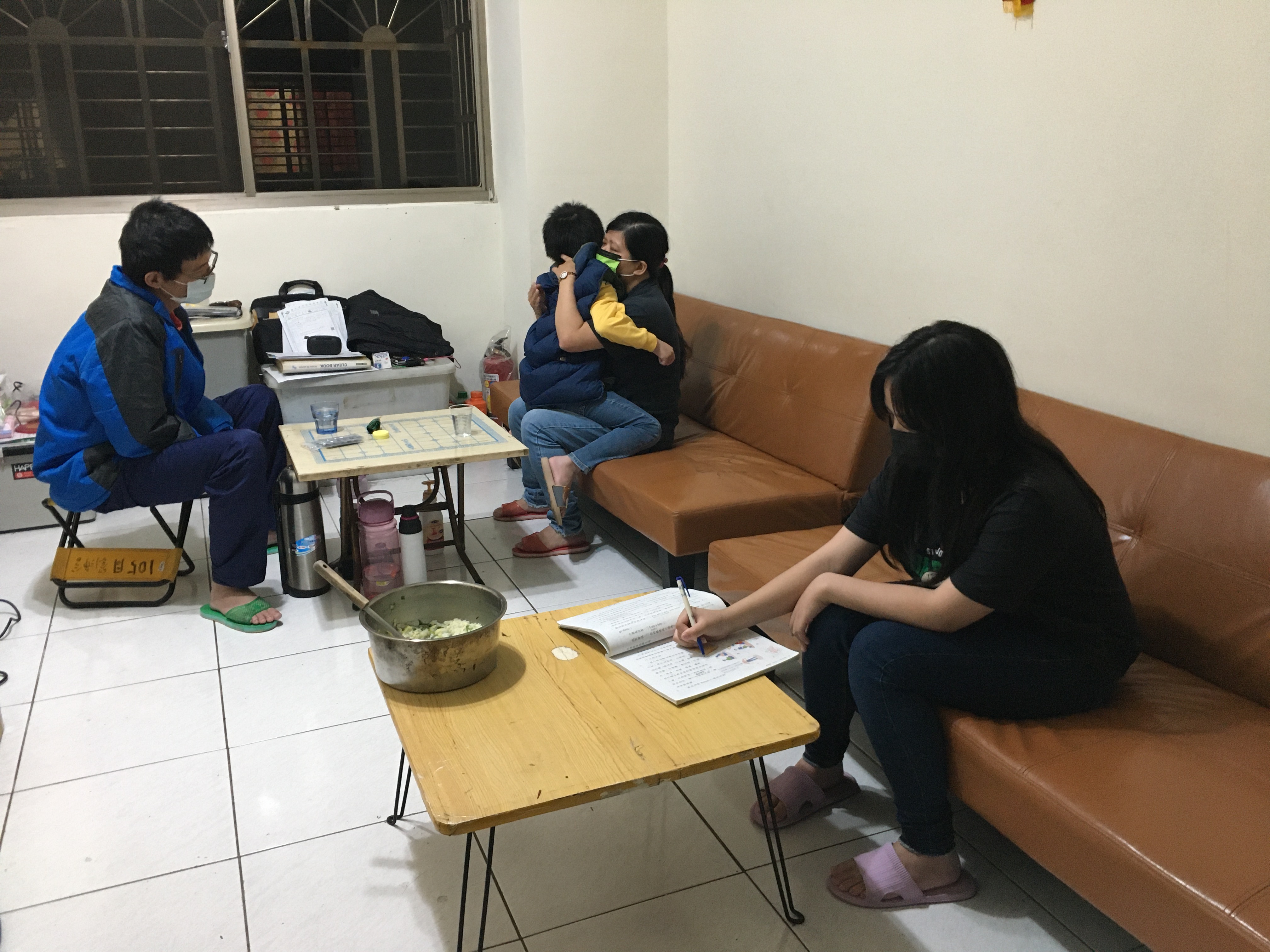 鄧記驛(左一)苦惱突然罹癌,掛心妻小家計陷困,右前為就讀國1女,先天腎病。向高彬攝 鄧記驛(左一)苦惱突然罹癌,掛心妻小家計陷困,右前為就讀國1女,先天腎病。向高彬攝