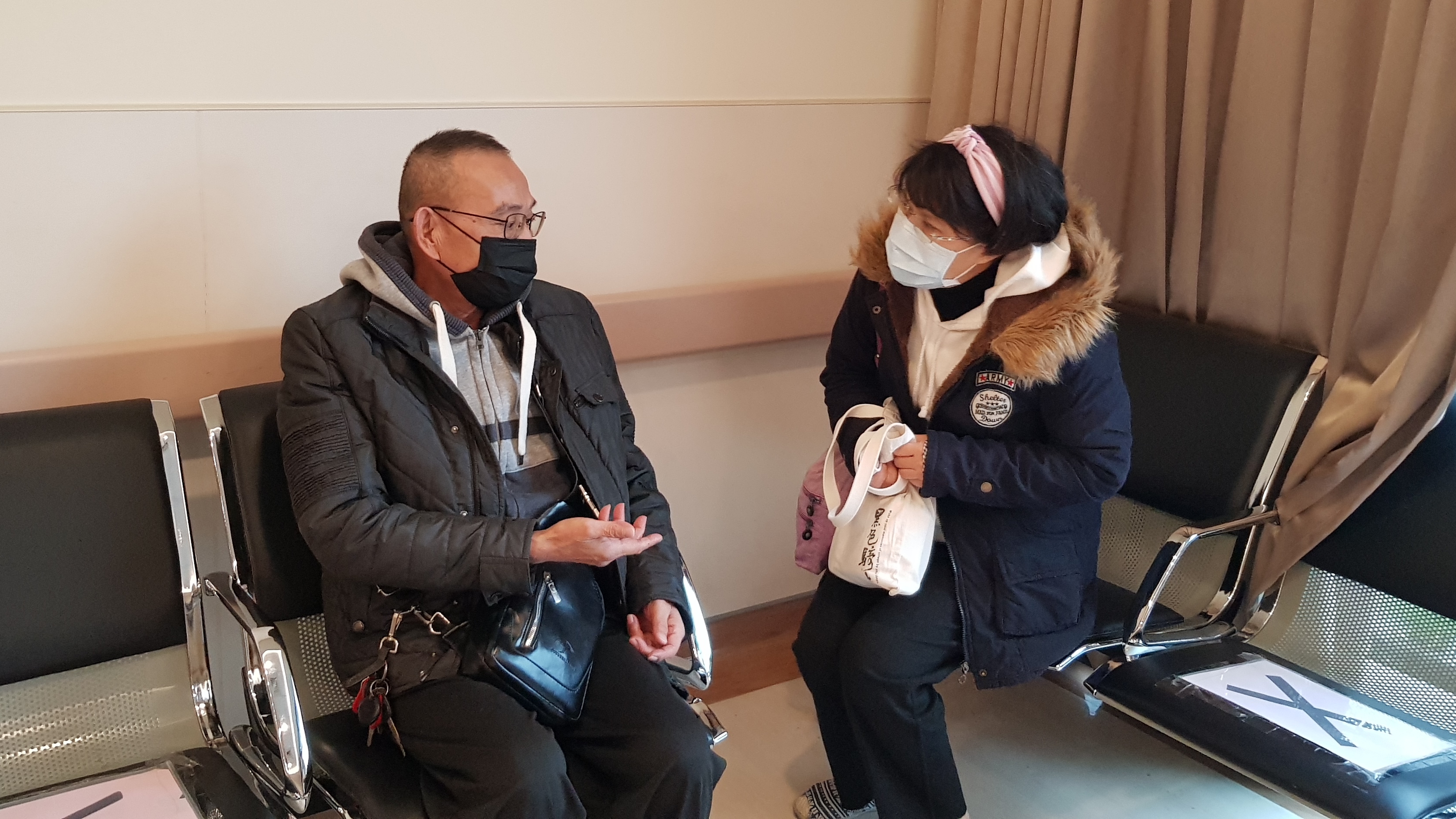 阿惠(右)陪罹食道癌的先生阿方到醫院回診。韓旭爾攝 阿惠(右)陪罹食道癌的先生阿方到醫院回診。韓旭爾攝