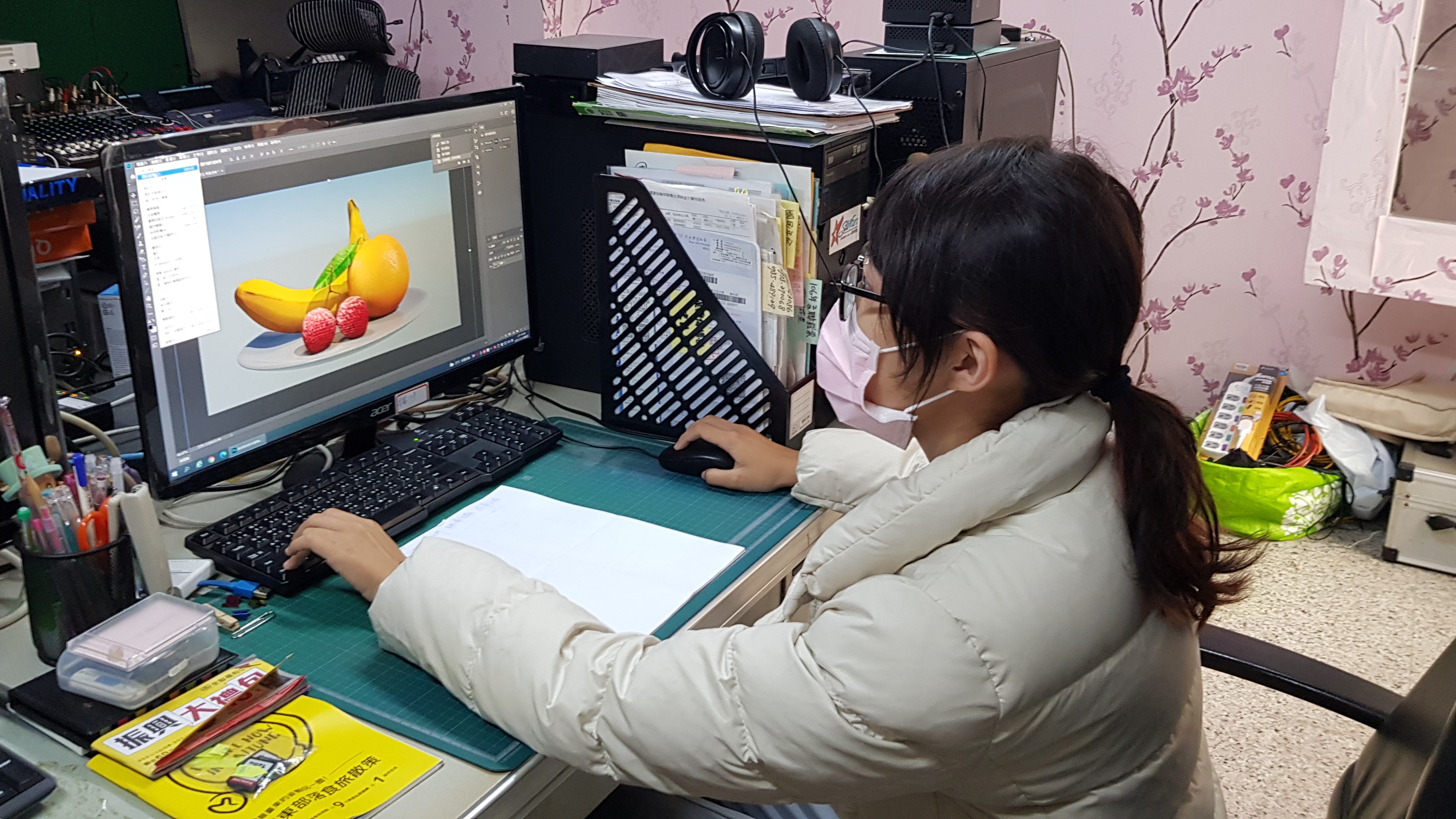 讀大二的小憶做校內老師美工設計專案,每月能掙數千元應付求學開銷。韓旭爾攝 讀大二的小憶做校內老師美工設計專案,每月能掙數千元應付求學開銷。韓旭爾攝
