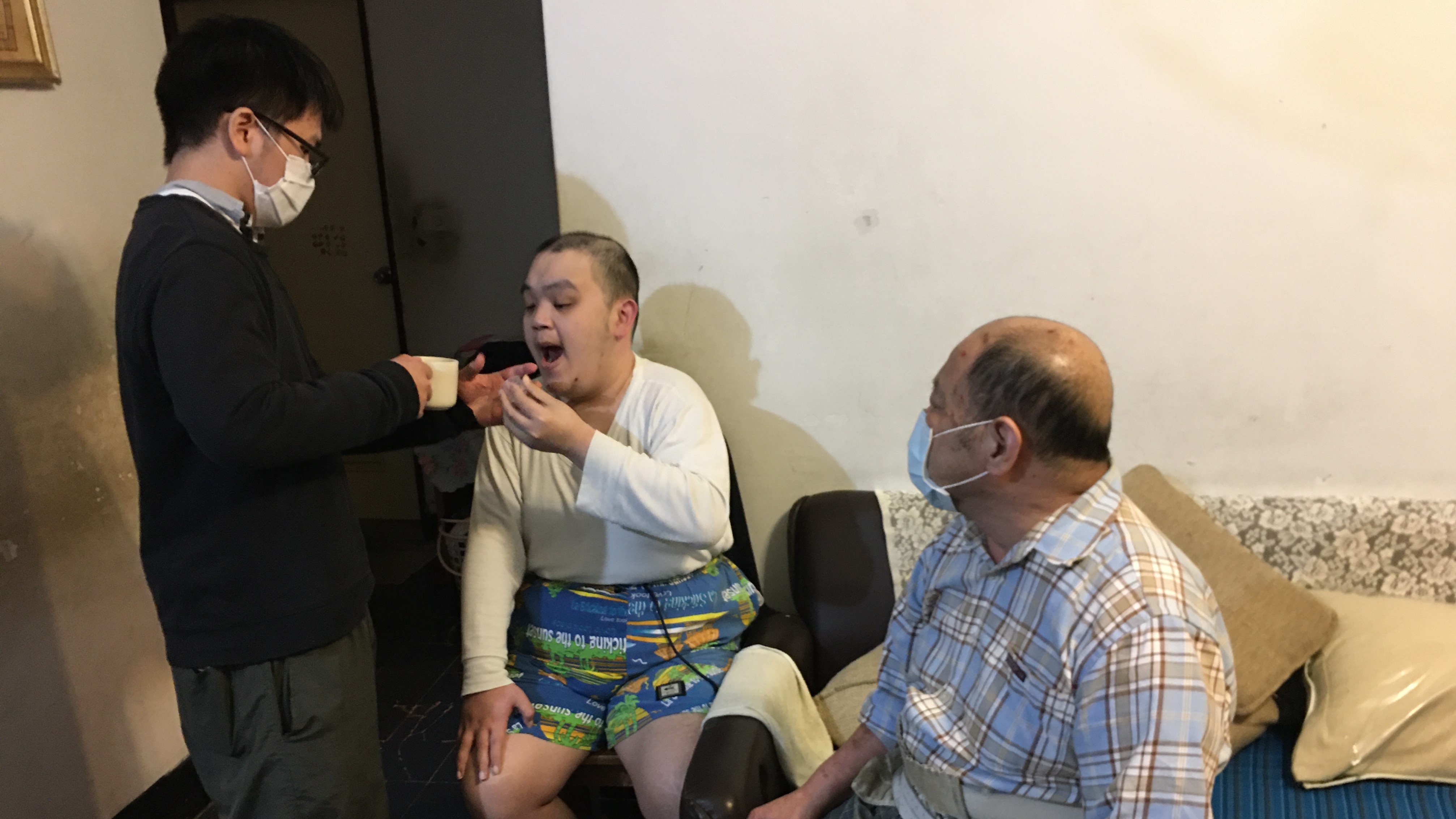 小雄父親吳柳村(右)說,大兒子阿賢(左)心智像個小娃,生活需家人照顧。向高彬攝 小雄父親吳柳村(右)說,大兒子阿賢(左)心智像個小娃,生活需家人照顧。向高彬攝