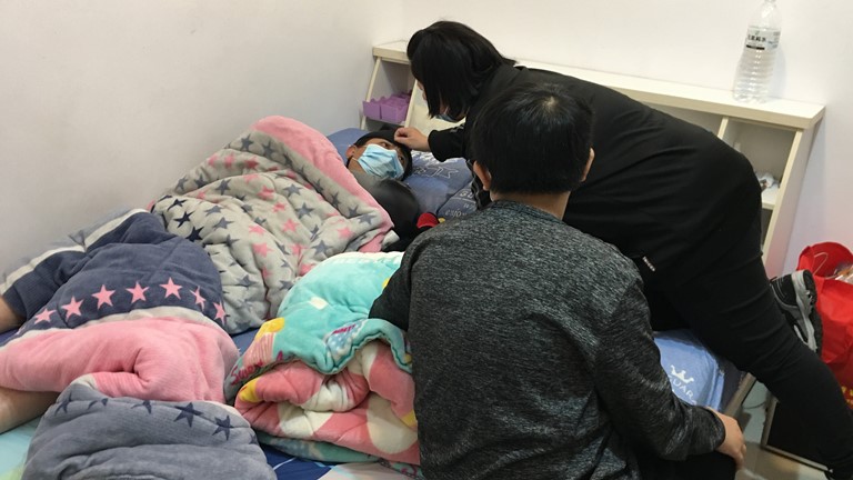 阿錡(中)盼精神智能異常的先生(左)還能恢復健康,前為小豪。向高彬攝 阿錡(中)盼精神智能異常的先生(左)還能恢復健康,前為小豪。向高彬攝