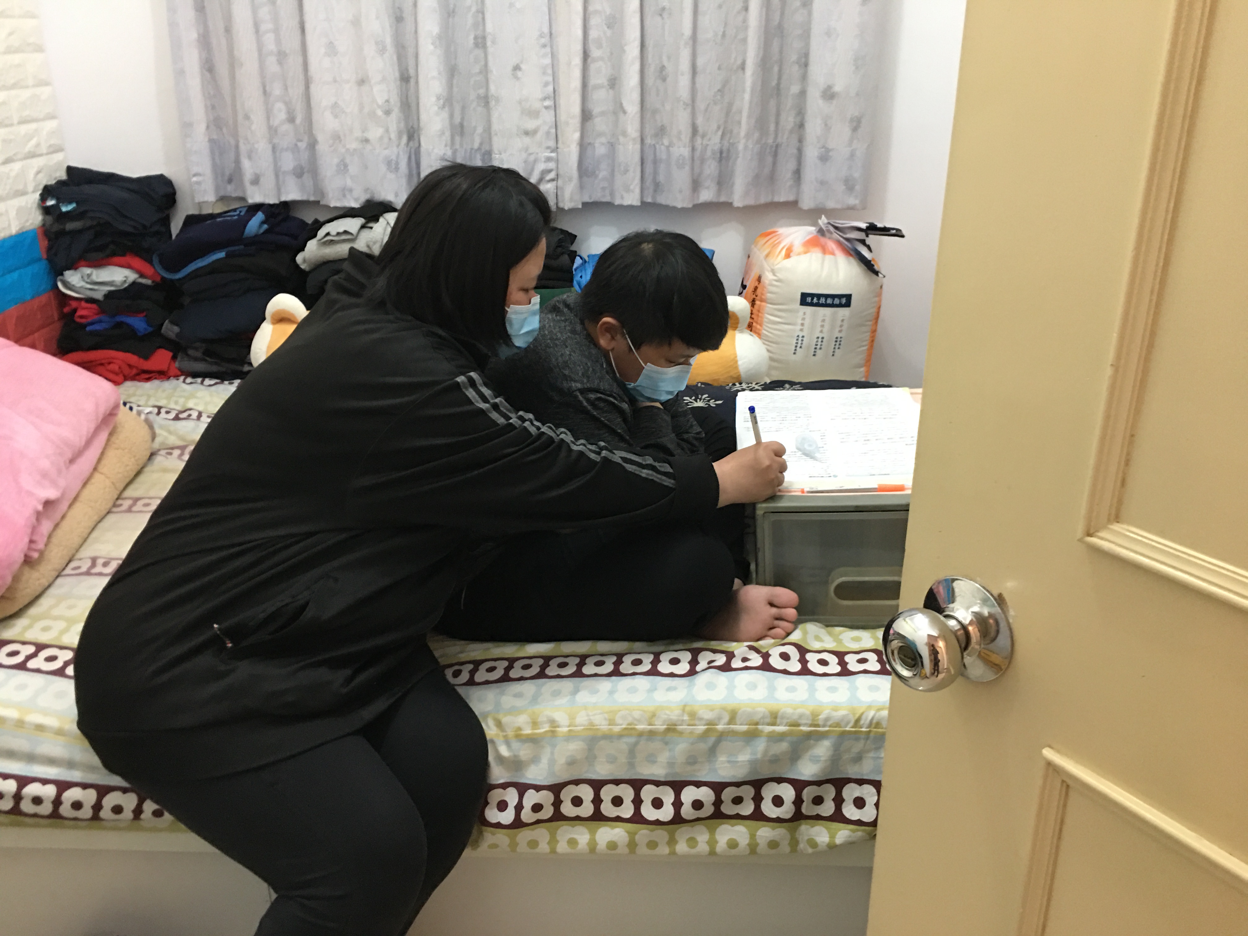 阿錡(左)說,覺得愧疚,沒法讓讀國二的小豪有安穩生活。向高彬攝 阿錡(左)說,覺得愧疚,沒法讓讀國二的小豪有安穩生活。向高彬攝