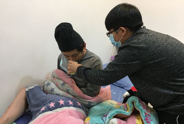 小豪耐心照顧生病阿傑,「他是我的爸爸,我的家人。」向高彬攝 小豪耐心照顧生病阿傑,「他是我的爸爸,我的家人。」向高彬攝