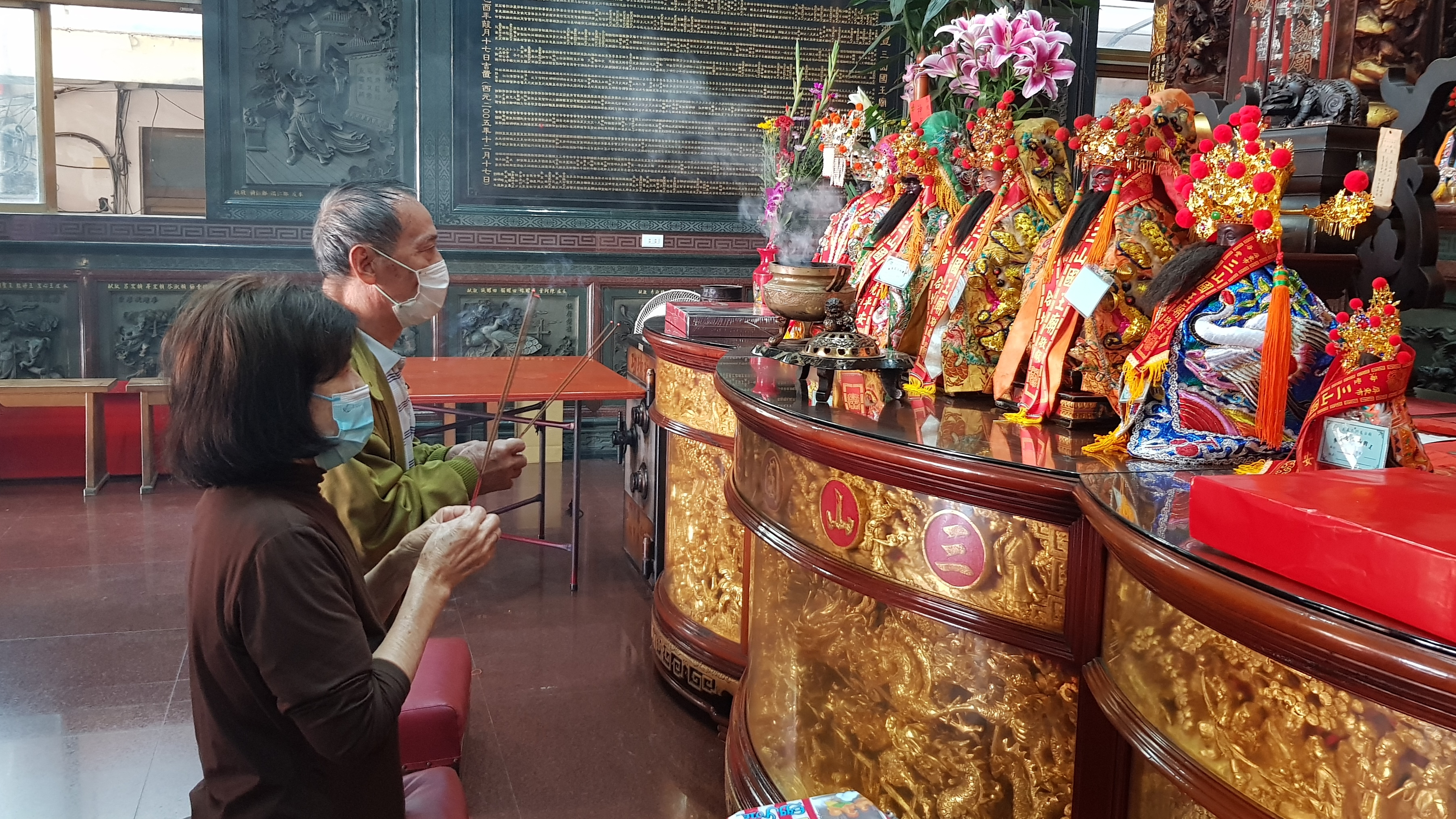 阿孃婆(前)和阿良伯常到住處附近大廟求神保佑孫子小憲抗癌順利。韓旭爾攝 阿孃婆(前)和阿良伯常到住處附近大廟求神保佑孫子小憲抗癌順利。韓旭爾攝