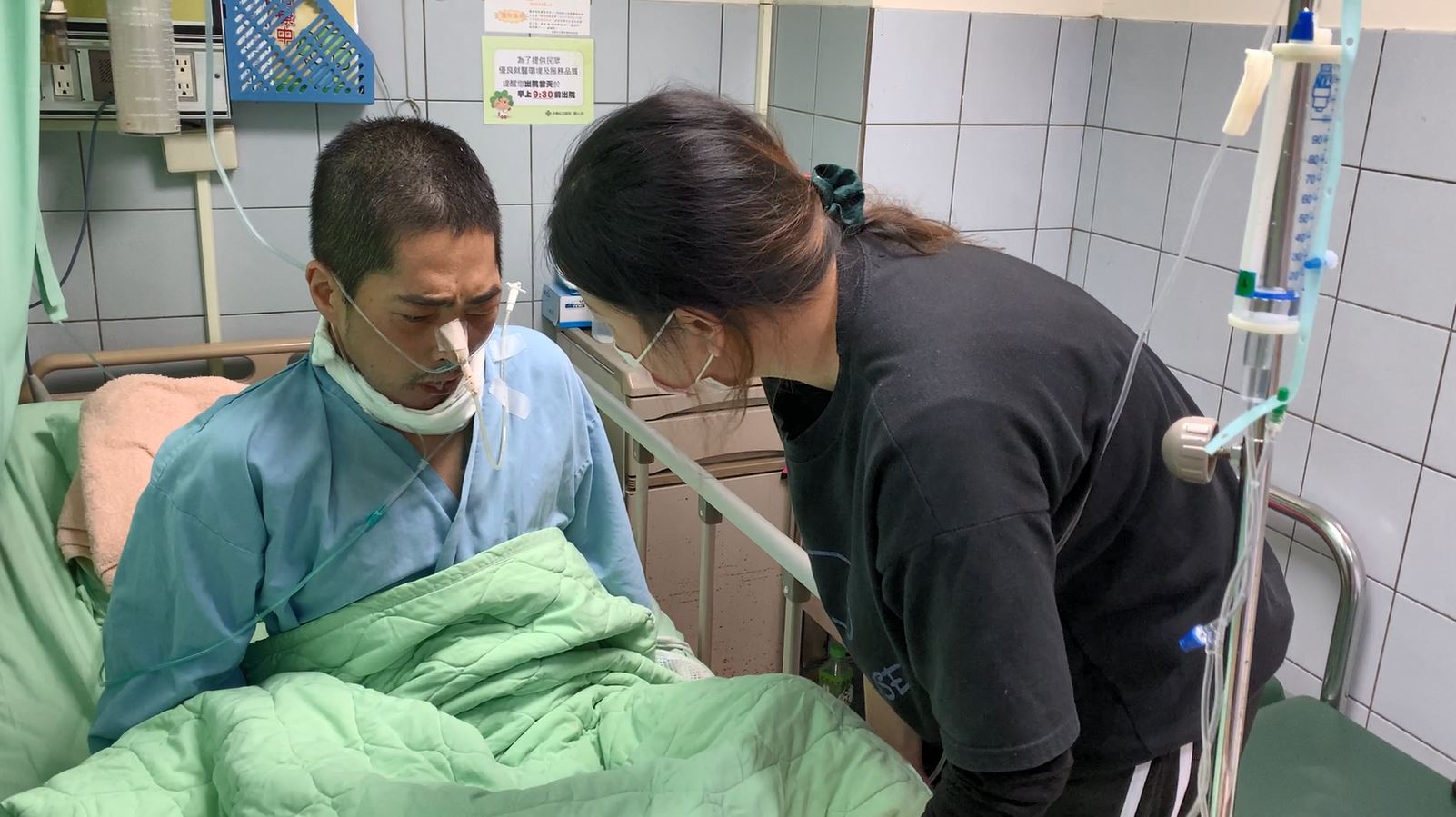 阿成(左)生前住院治療期間,仍掛心2子與妻兒生計,不時嚷著要返工作崗位養家。張嘉恬攝 阿成(左)生前住院治療期間,仍掛心2子與妻兒生計,不時嚷著要返工作崗位養家。張嘉恬攝