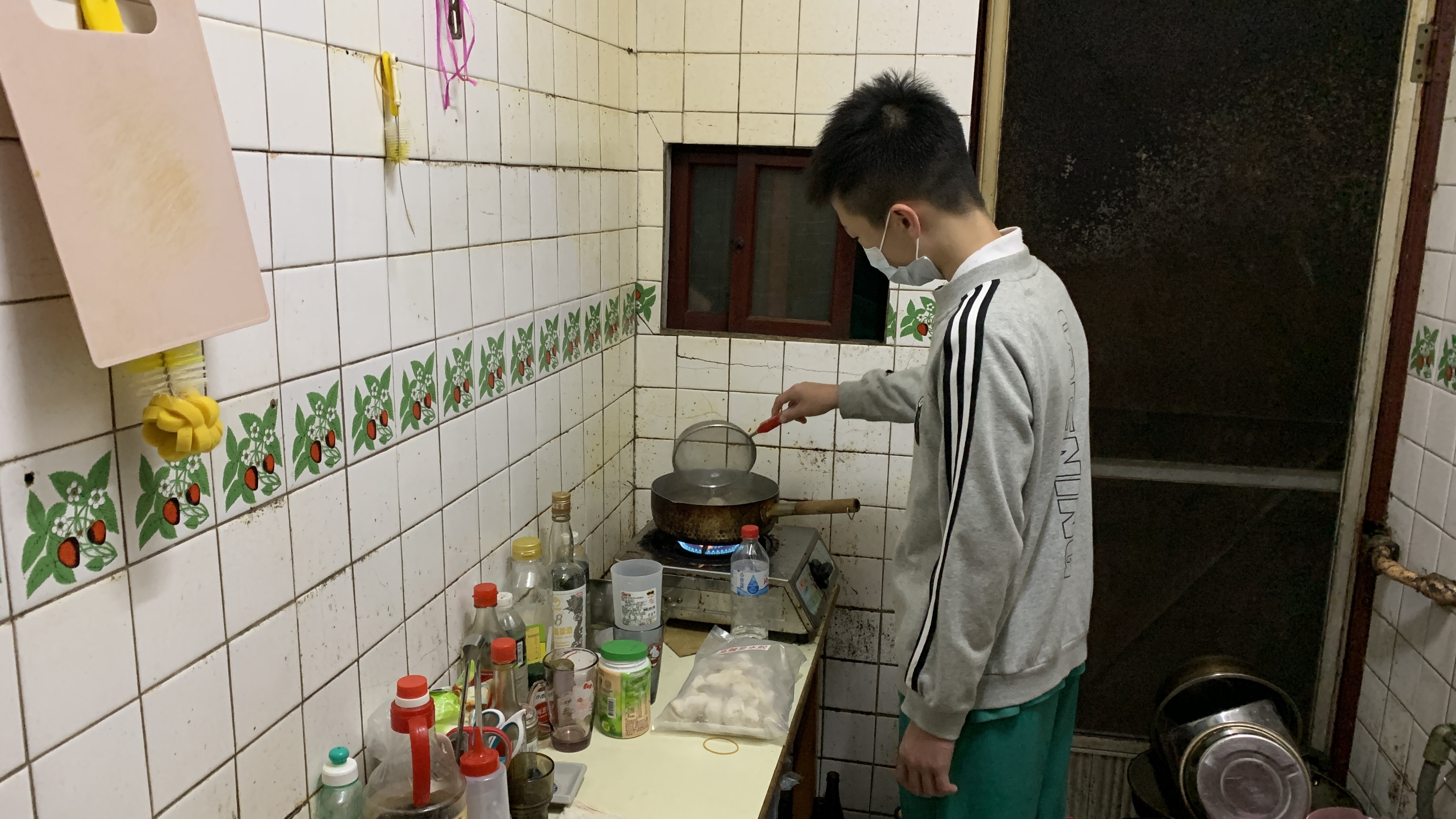 阿婷的13歲兒子小軒乖巧獨立,阿成生前長期住院時,他在家烹煮水餃自理晚餐。張嘉恬攝 阿婷的13歲兒子小軒乖巧獨立,阿成生前長期住院時,他在家烹煮水餃自理晚餐。張嘉恬攝