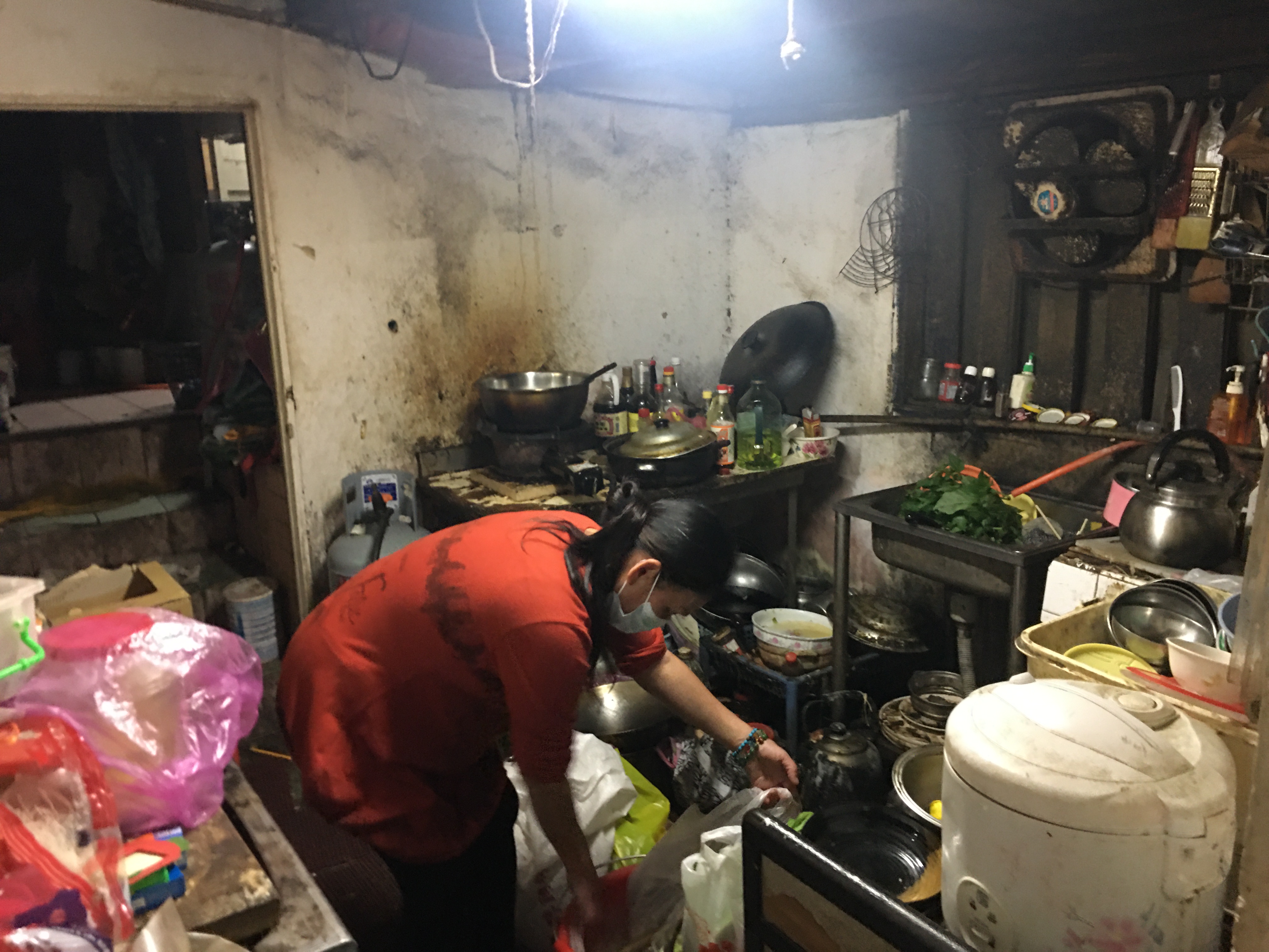 賴美亮準備料理晚餐,租處狹小簡陋。向高彬攝 賴美亮準備料理晚餐,租處狹小簡陋。向高彬攝