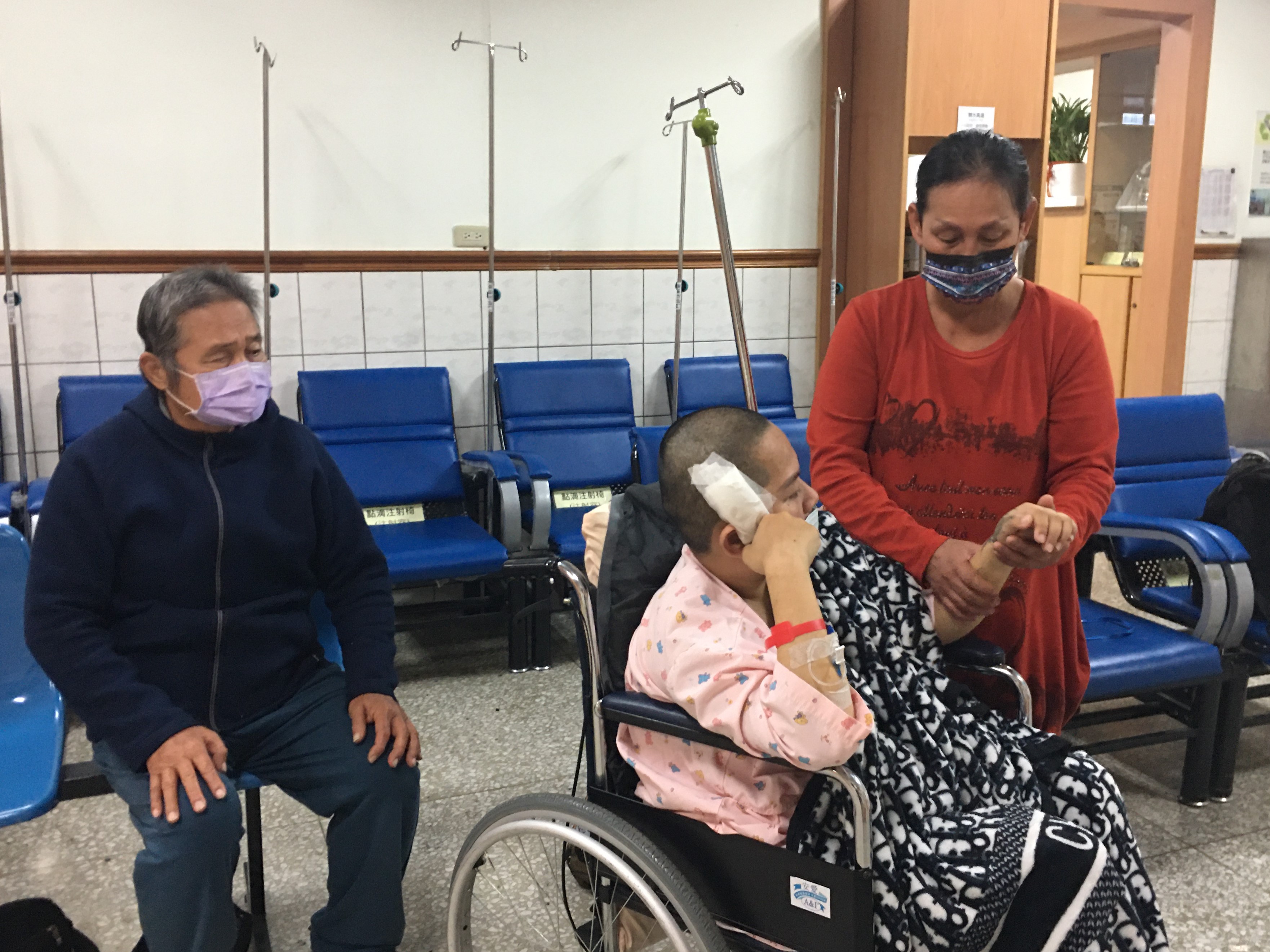 連勝成(左)與太太賴美亮(右)愁煩中風女兒阿娟長期復健。向高彬攝 連勝成(左)與太太賴美亮(右)愁煩中風女兒阿娟長期復健。向高彬攝