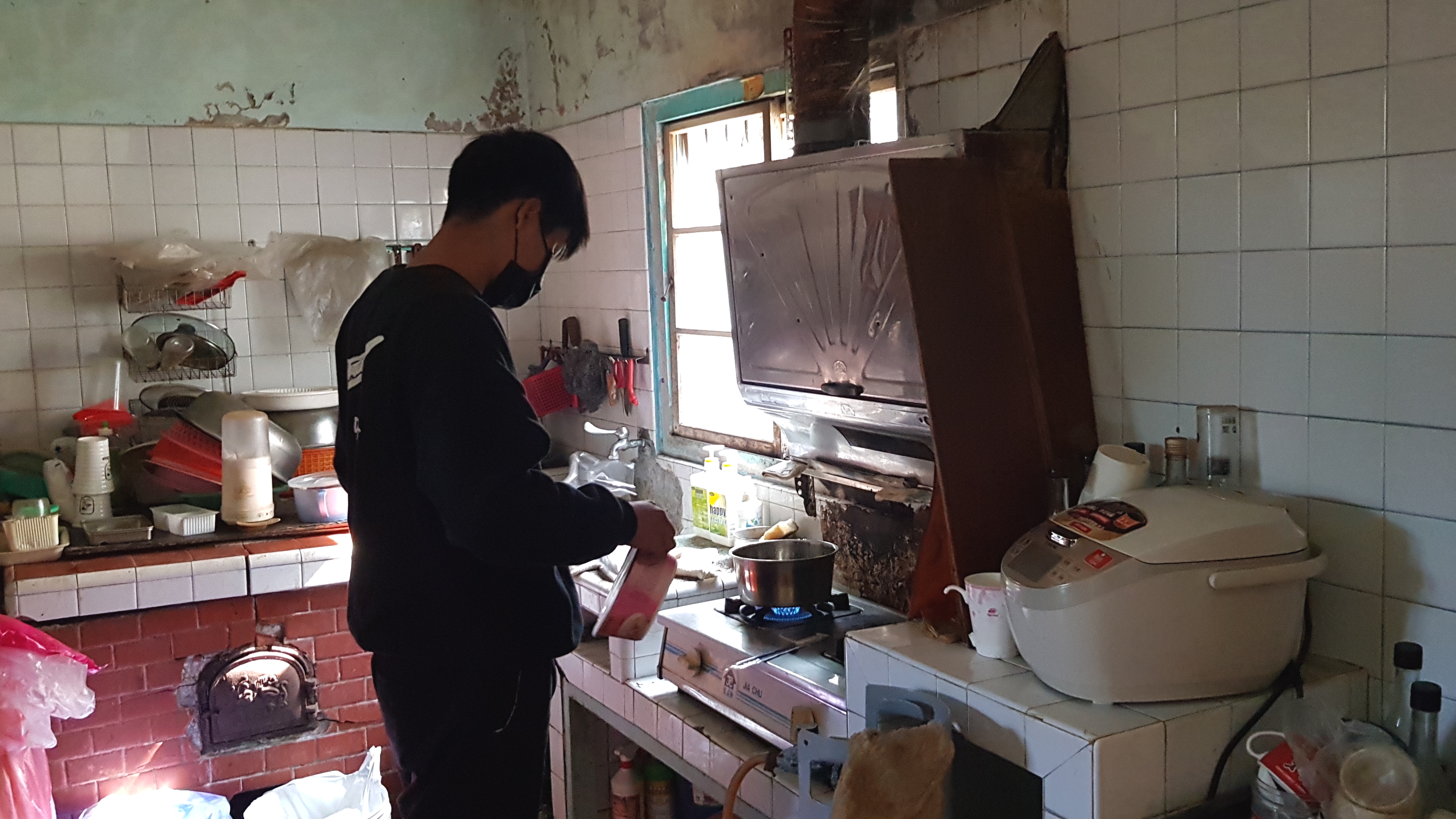 就讀國三的小良常常煮泡麵解決一餐。韓旭爾攝 就讀國三的小良常常煮泡麵解決一餐。韓旭爾攝
