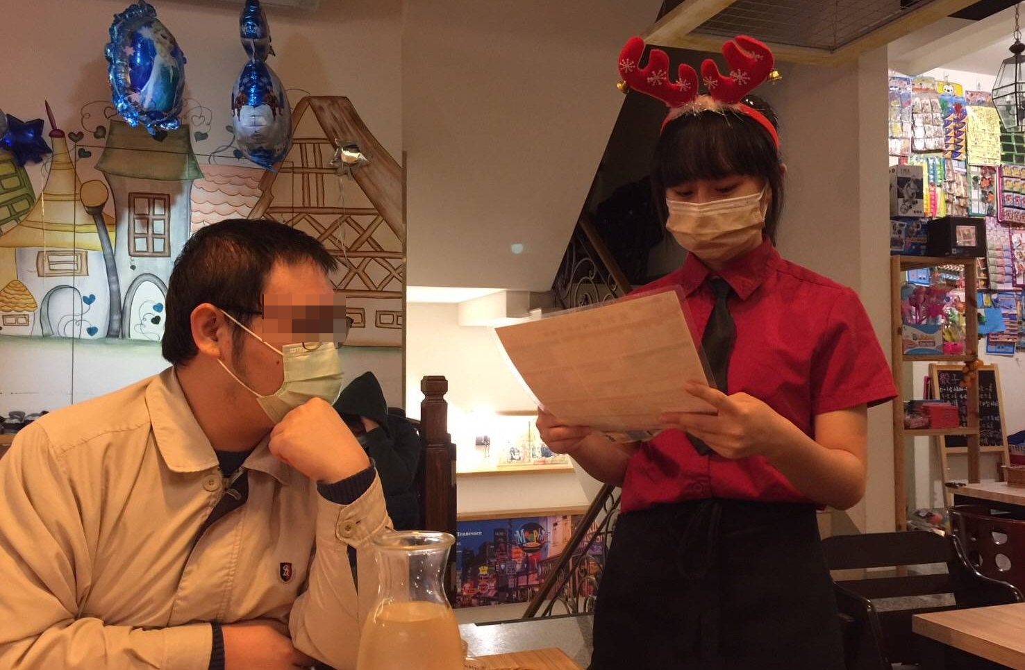 讀高二的小瑩利用課餘到餐廳當服務生。(阿福提供) 讀高二的小瑩利用課餘到餐廳當服務生。(阿福提供)