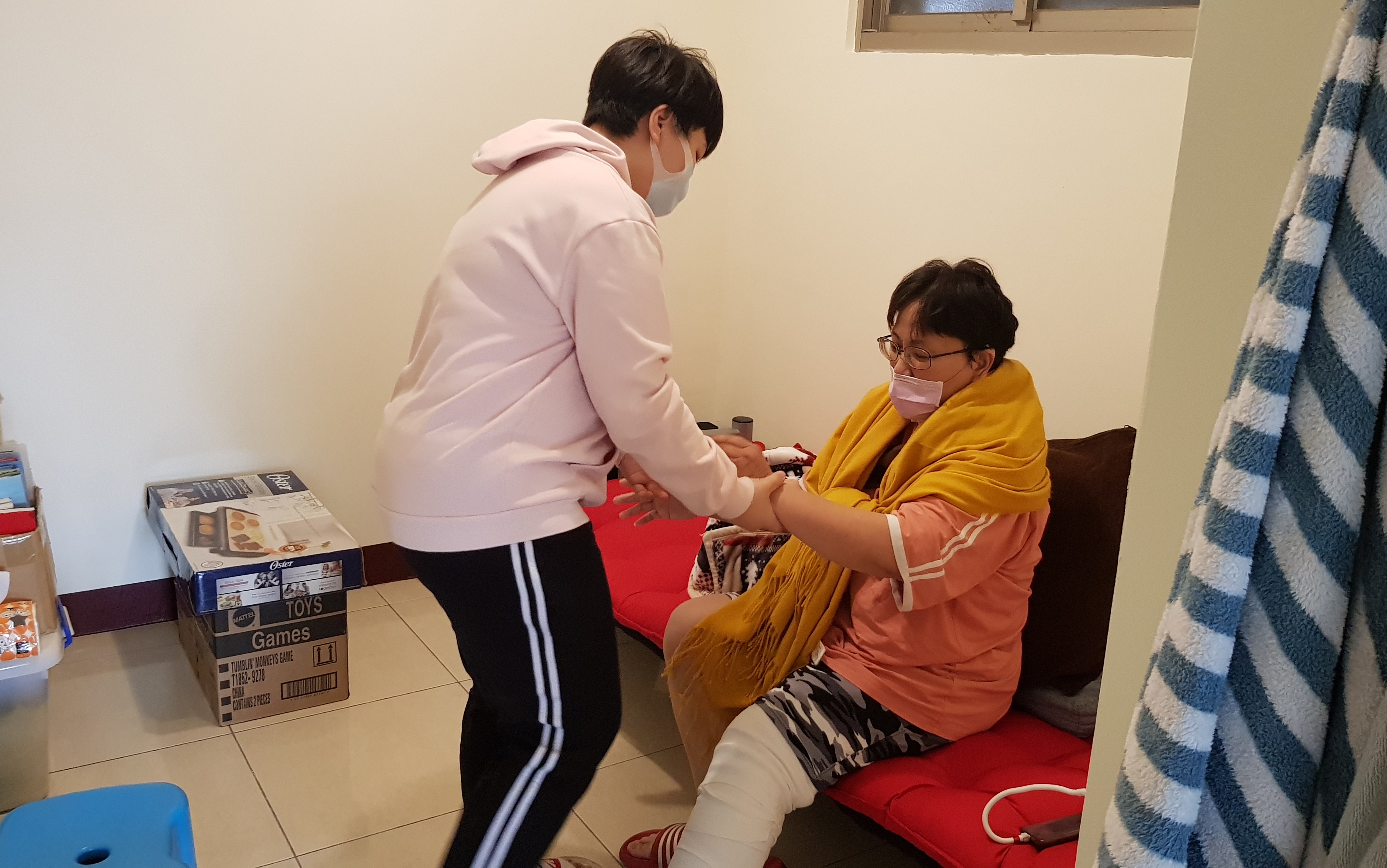 單親媽阿美(右)罹肺癌轉移骨頭,放療後變得骨頭脆弱、左腿出現骨裂,起居需女兒小萱協助。韓旭爾攝 單親媽阿美(右)罹肺癌轉移骨頭,放療後變得骨頭脆弱、左腿出現骨裂,起居需女兒小萱協助。韓旭爾攝