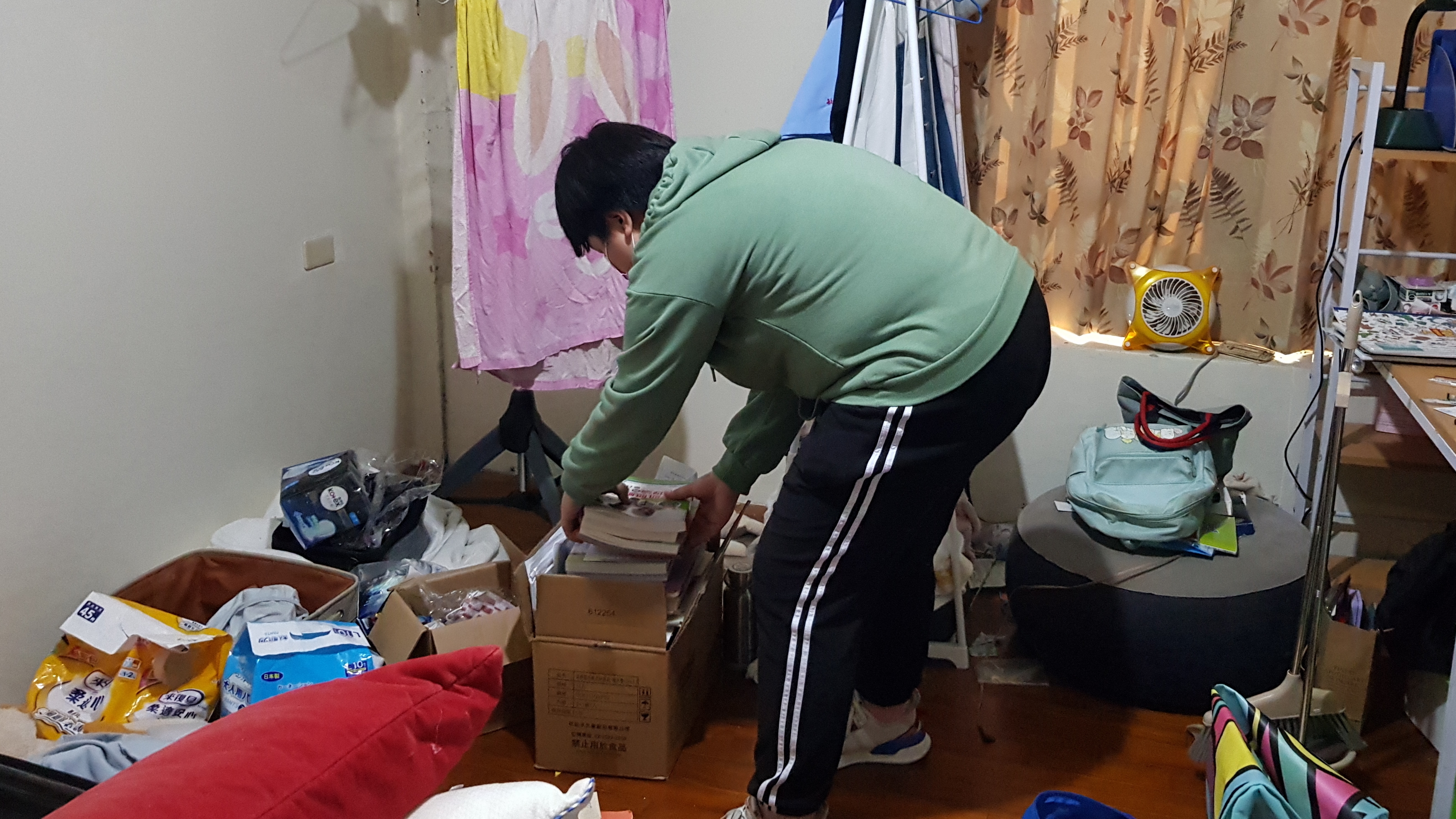 阿美罹癌後,母女另覓便宜房屋租屋,女兒小萱在舊家打包裝箱。韓旭爾攝 阿美罹癌後,母女另覓便宜房屋租屋,女兒小萱在舊家打包裝箱。韓旭爾攝