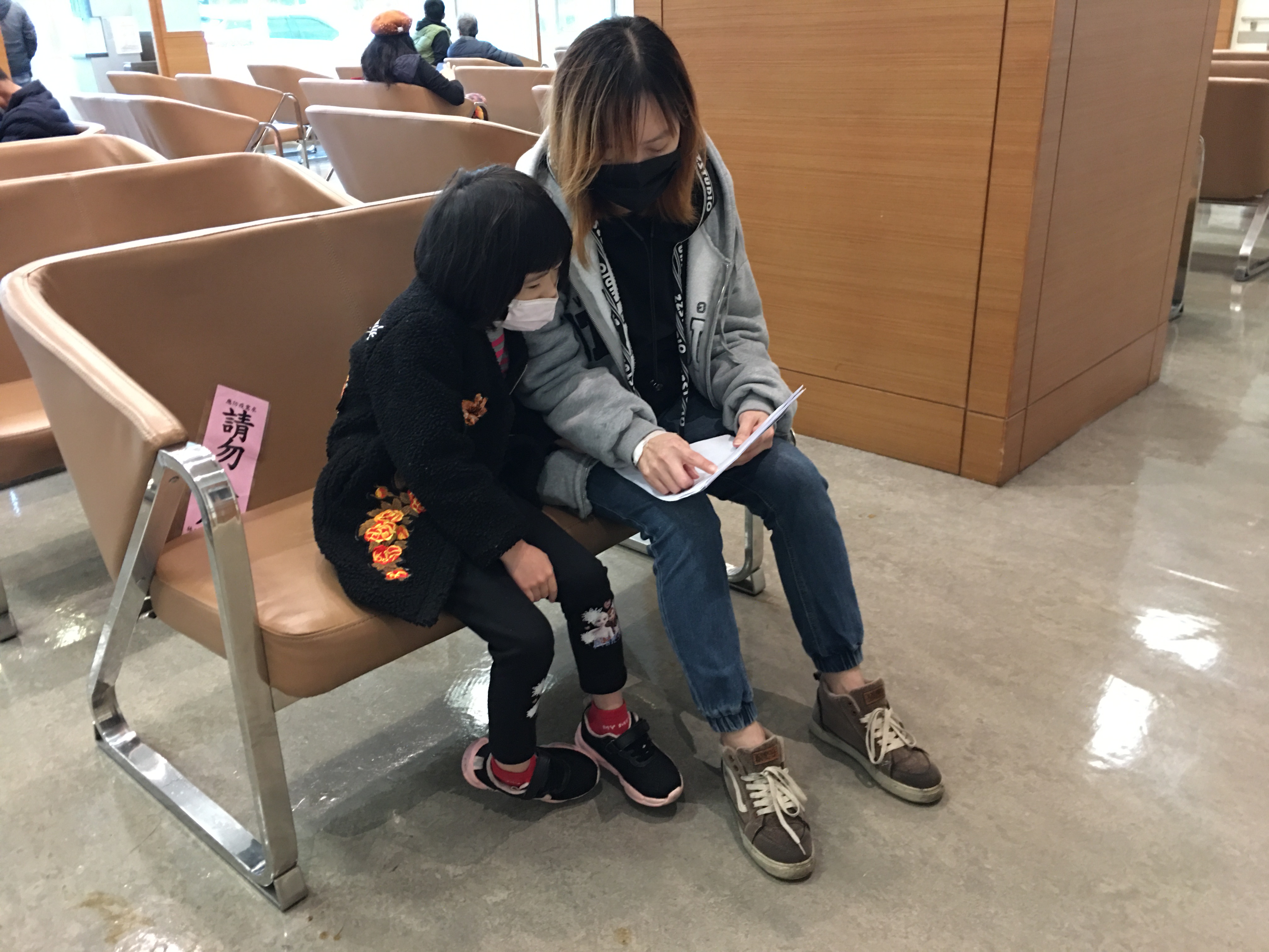 林靜儀(右)返院回診,旁為幼女小芯。向高彬攝 林靜儀(右)返院回診,旁為幼女小芯。向高彬攝