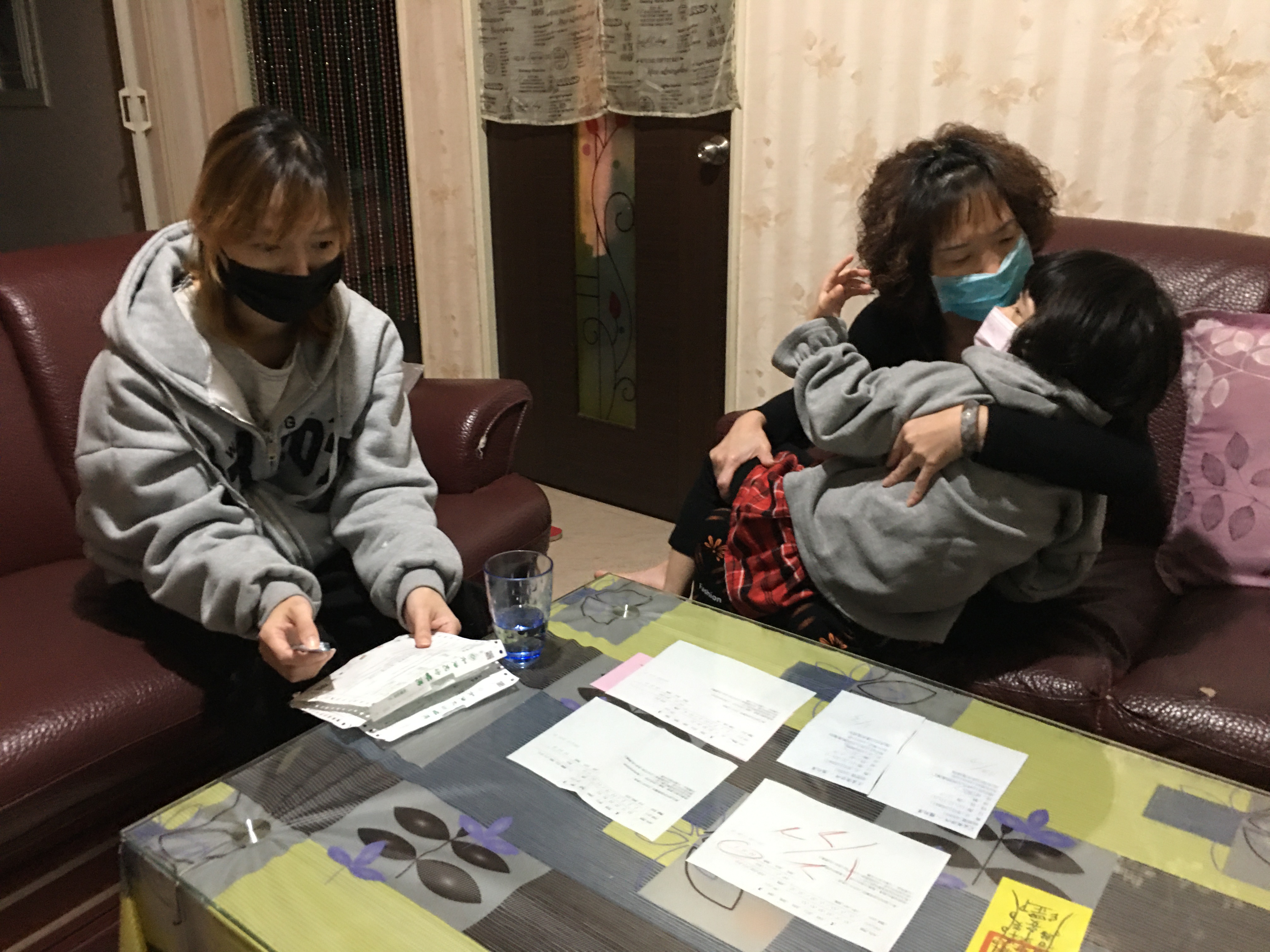 林靜儀(左)煩惱抗癌時日仍長,右為林靜儀母親抱著幼女。向高彬攝 林靜儀(左)煩惱抗癌時日仍長,右為林靜儀母親抱著幼女。向高彬攝
