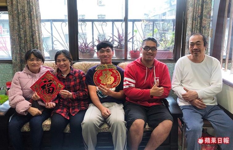 基金會捐款人李秋芬(左1)與助學學子勝彥(右2)、弟弟文圻(右3)、母親(左2)及父親(右1)一同祝福讀者新年快樂! 基金會捐款人李秋芬(左1)與助學學子勝彥(右2)、弟弟文圻(右3)、母親(左2)及父親(右1)一同祝福讀者新年快樂!