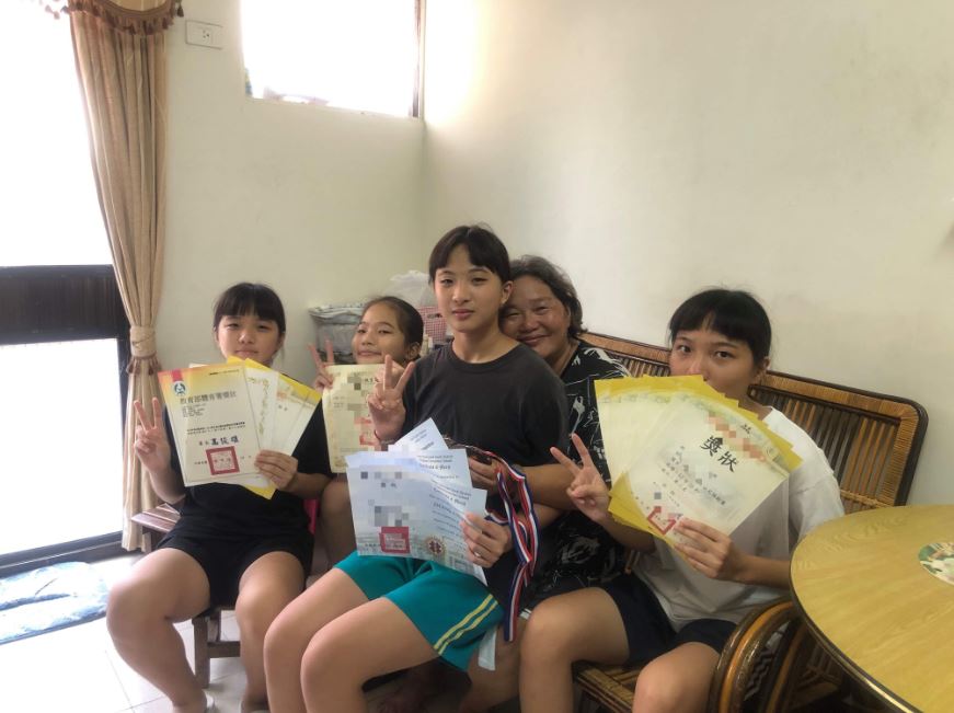 單親媽阿娟(右2後)與就讀大學、高中及國中4女謝謝捐款人給予協助。圖片來源 : 蘋果新聞網 單親媽阿娟(右2後)與就讀大學、高中及國中4女謝謝捐款人給予協助。圖片來源 : 蘋果新聞網