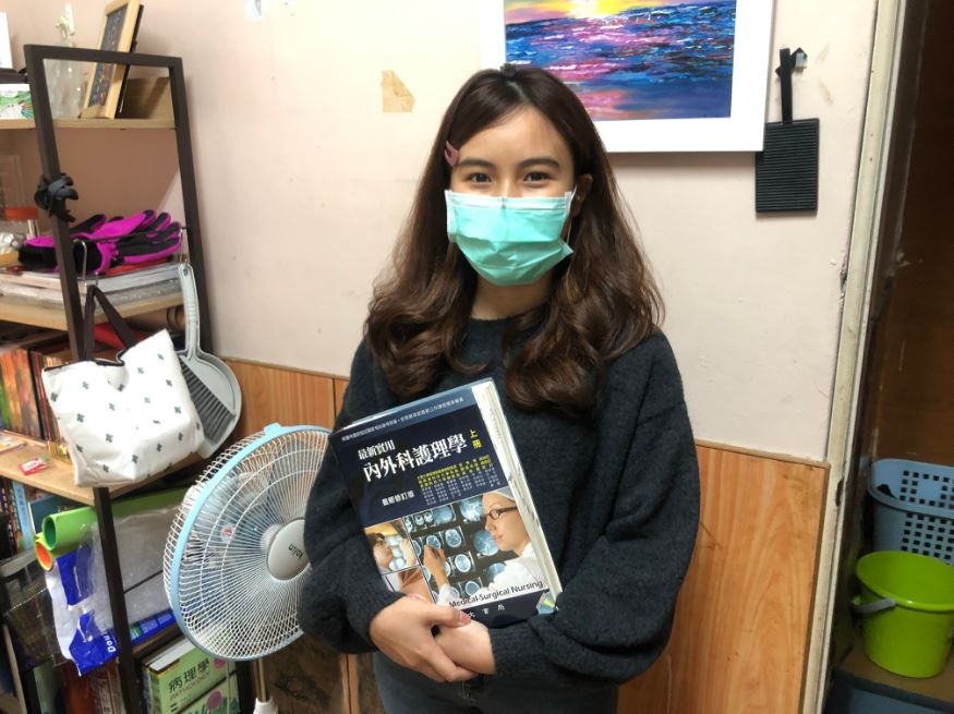 21歲小茹現為護理師,她感謝「蘋果助學專戶」捐款人協力,讓她現在能以專業回饋社會。圖片來源 : 蘋果新聞網 21歲小茹現為護理師,她感謝「蘋果助學專戶」捐款人協力,讓她現在能以專業回饋社會。圖片來源 : 蘋果新聞網