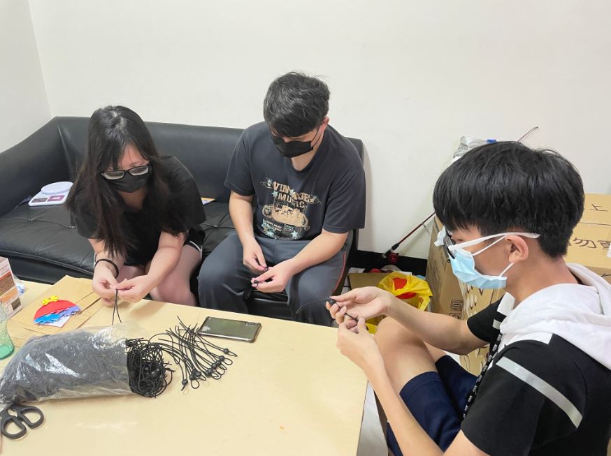 暑假期間小瑞(右)與哥哥小嘉及妹妹小惠做手工貼補家用。李佳玲攝 暑假期間小瑞(右)與哥哥小嘉及妹妹小惠做手工貼補家用。李佳玲攝