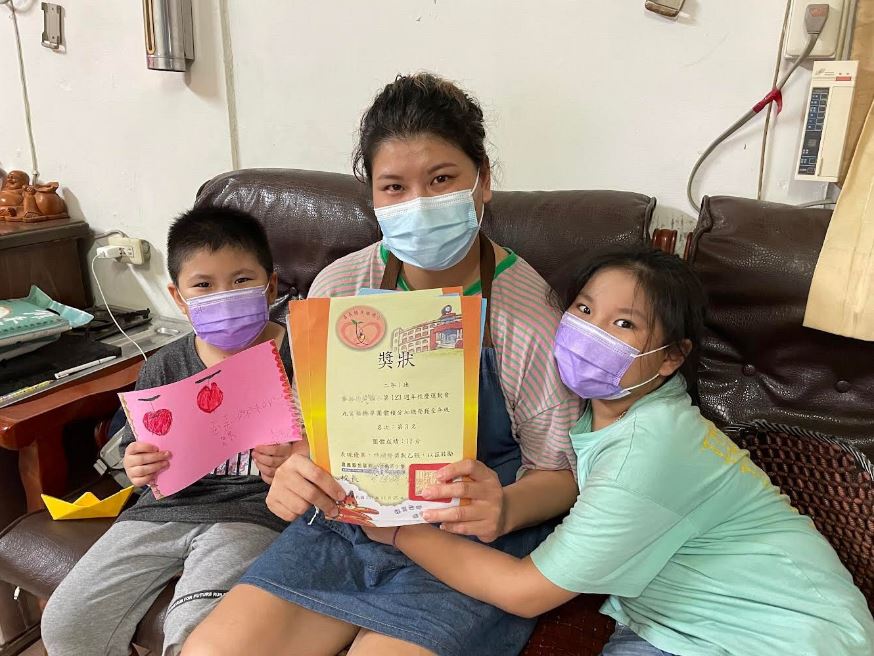 單親媽阿玲(中)與就讀國小2子女謝謝「蘋果助學專戶」4年來給予的協助。李佳玲攝 單親媽阿玲(中)與就讀國小2子女謝謝「蘋果助學專戶」4年來給予的協助。李佳玲攝