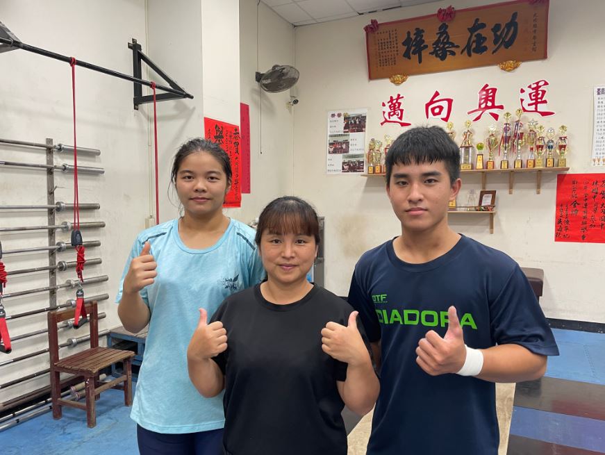 陳涵彤教練(中)與學子育采(左)及玄明(右)感謝蘋果助學專戶13年來對大內舉重隊的幫助。李佳玲攝 陳涵彤教練(中)與學子育采(左)及玄明(右)感謝蘋果助學專戶13年來對大內舉重隊的幫助。李佳玲攝