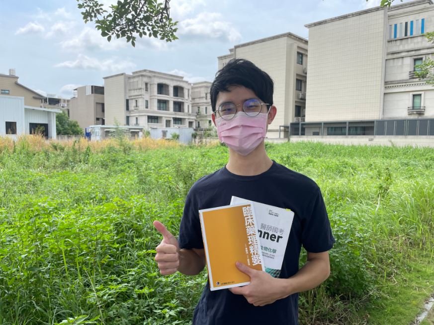 就讀中國醫藥大學醫學系的準醫師小璁感謝蘋果助學專戶捐款人協助。李佳玲攝 就讀中國醫藥大學醫學系的準醫師小璁感謝蘋果助學專戶捐款人協助。李佳玲攝