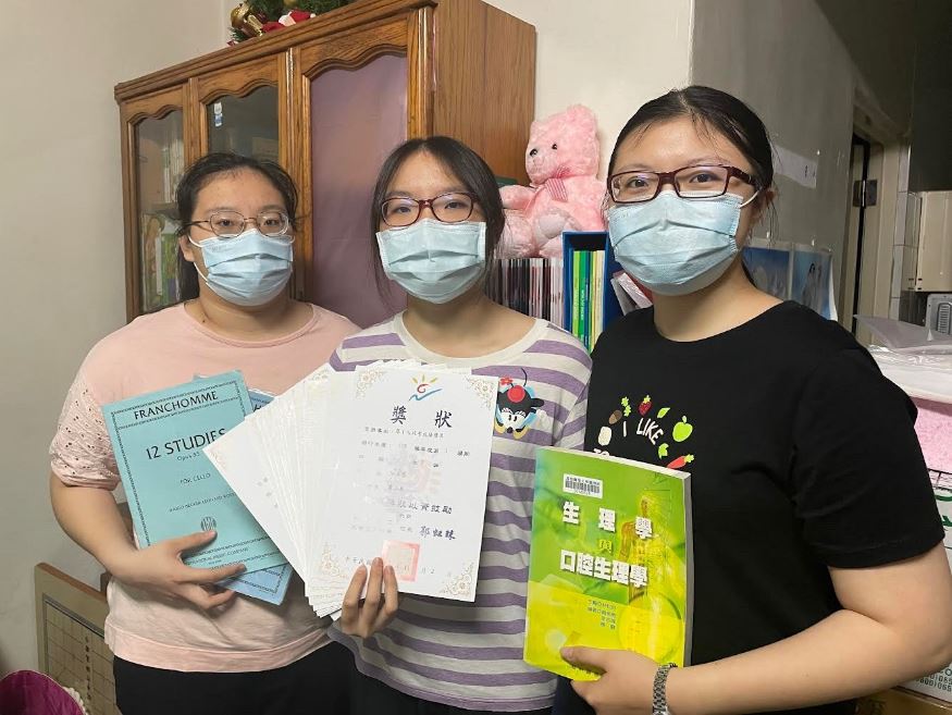 小恩(右)與2個妹妹已上大學、高中及國中,小恩期盼自己能當上醫事檢驗師。李佳玲攝 小恩(右)與2個妹妹已上大學、高中及國中,小恩期盼自己能當上醫事檢驗師。李佳玲攝