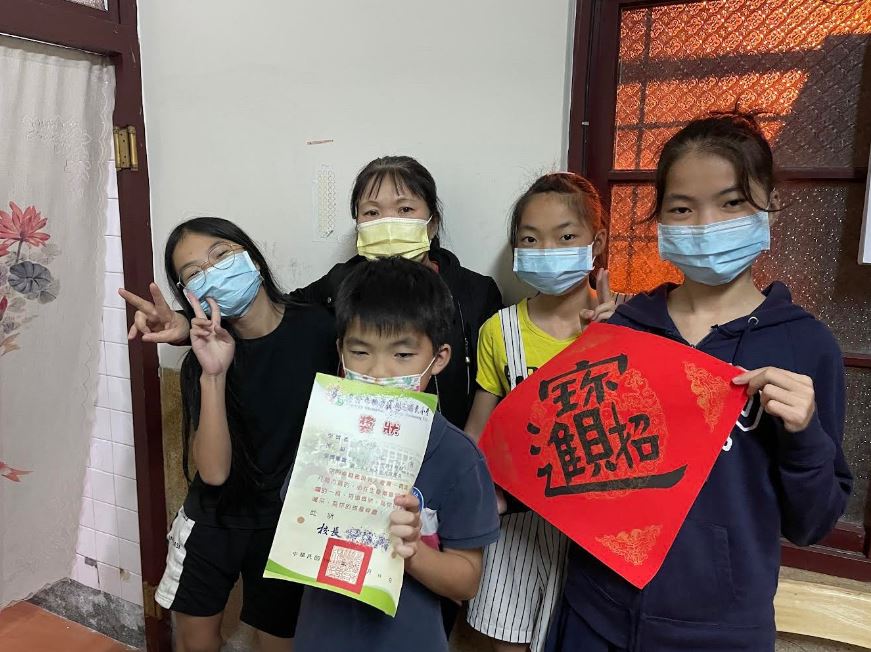 單親媽阿美(左2)與就讀國中、國小4子女感謝「蘋果助學專戶」給予的協助。李佳玲攝 單親媽阿美(左2)與就讀國中、國小4子女感謝「蘋果助學專戶」給予的協助。李佳玲攝