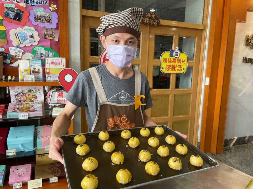 鴻佳啟能庇護中心藉由讓身心障礙者學習烘焙技巧培養自信心。李佳玲攝 鴻佳啟能庇護中心藉由讓身心障礙者學習烘焙技巧培養自信心。李佳玲攝