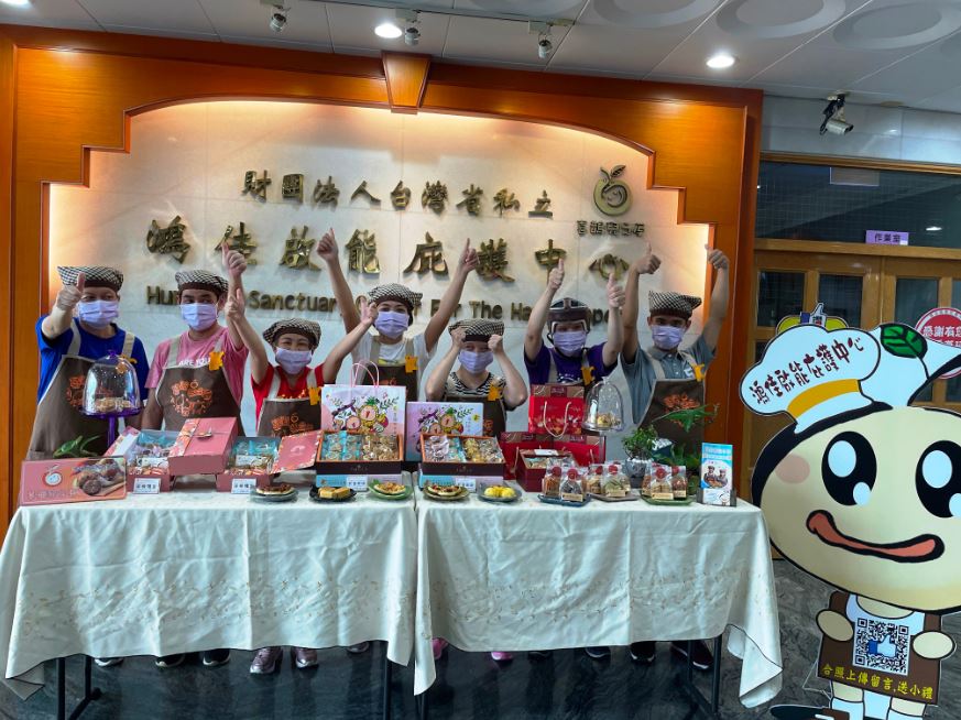 鴻佳啟能庇護中心預祝大家中秋節快樂!盼能多給予支持購買自製月餅。李佳玲攝 鴻佳啟能庇護中心預祝大家中秋節快樂!盼能多給予支持購買自製月餅。李佳玲攝