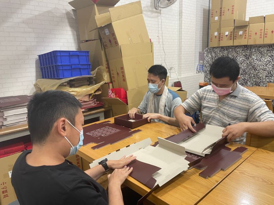 蘭智基金會孩子們仔細摺月餅包裝外盒。李佳玲攝 蘭智基金會孩子們仔細摺月餅包裝外盒。李佳玲攝