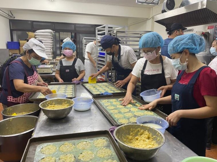 蘭智基金會志工及學員自製餅乾、鳳梨酥等盼各界多給予支持。李佳玲攝 蘭智基金會志工及學員自製餅乾、鳳梨酥等盼各界多給予支持。李佳玲攝