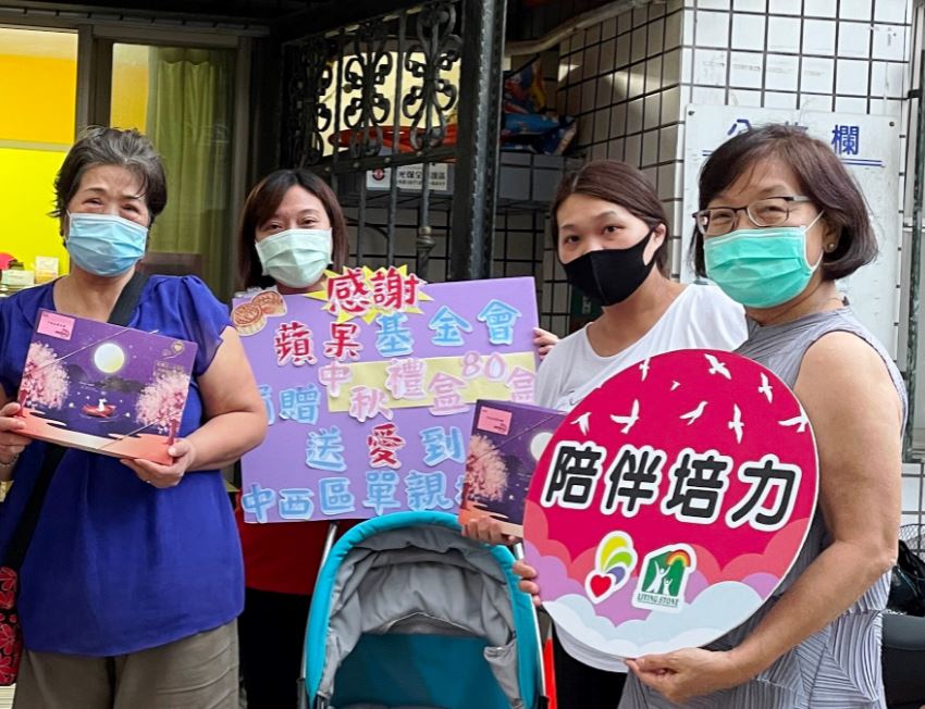 聖功基金會單親家園服務家庭感謝蘋果基金會捐款人。李佳玲攝 聖功基金會單親家園服務家庭感謝蘋果基金會捐款人。李佳玲攝