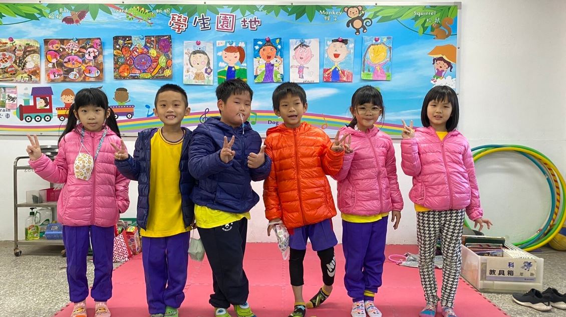 崇文國小小一生們開心的穿上蘋果慈善基金會自「不指定」捐款提撥基金採購的羽絨外套。崇文國小提供 崇文國小小一生們開心的穿上蘋果慈善基金會自「不指定」捐款提撥基金採購的羽絨外套。崇文國小提供