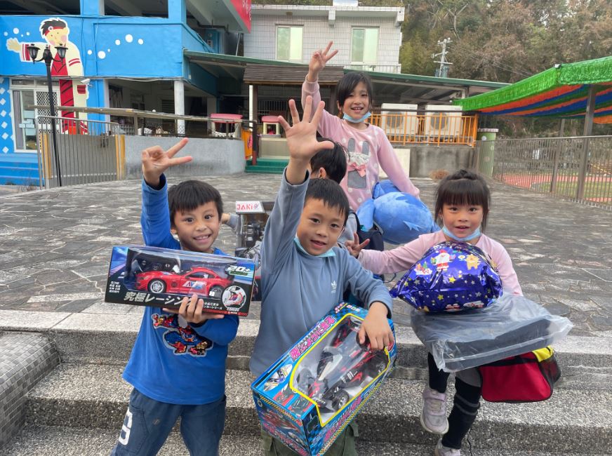 苗栗梅園國小孩子開心收到夢想中的禮物。李佳玲攝 苗栗梅園國小孩子開心收到夢想中的禮物。李佳玲攝