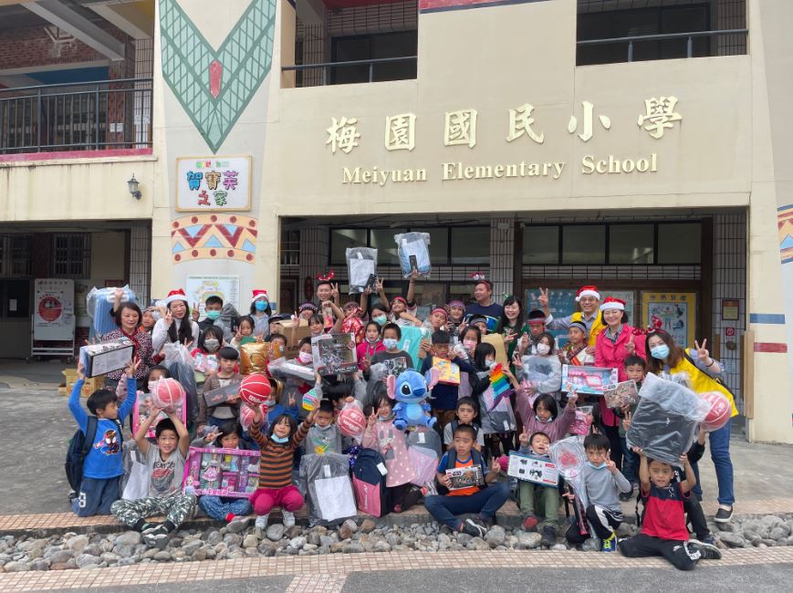 恒亞貿易有限公司總經理陳煙平(後排右3)與同仁一起親送聖誕禮物至苗栗梅園國小。李佳玲攝 恒亞貿易有限公司總經理陳煙平(後排右3)與同仁一起親送聖誕禮物至苗栗梅園國小。李佳玲攝