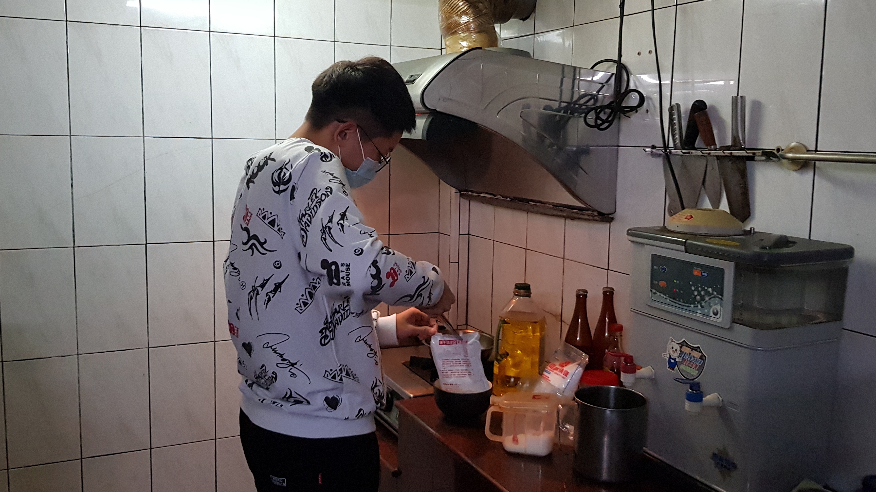 小鈞為節省開銷,加熱慈善單位贈送的料理包,淋上白飯當晚餐。韓旭爾攝 小鈞為節省開銷,加熱慈善單位贈送的料理包,淋上白飯當晚餐。韓旭爾攝