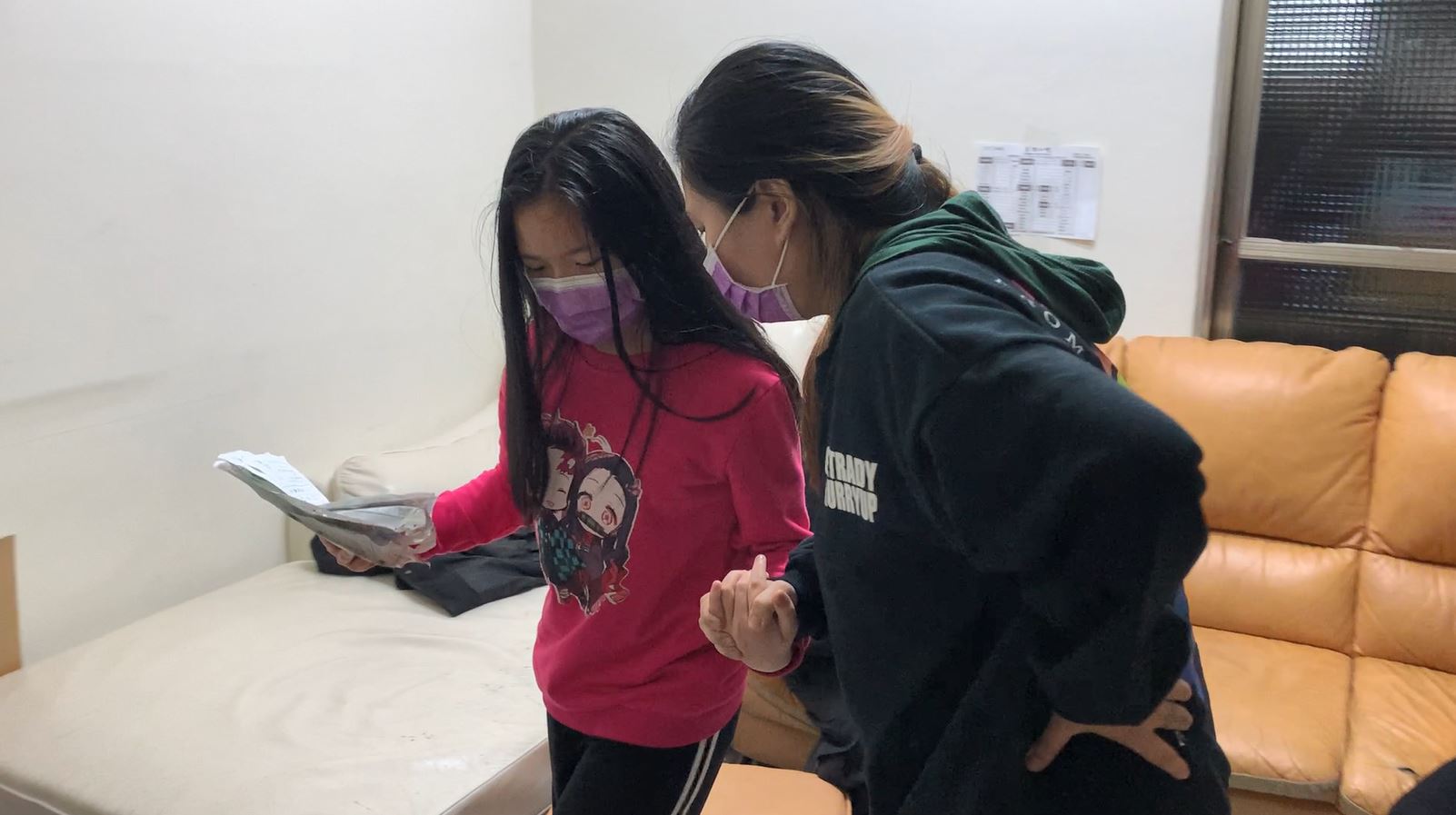 阿婷因癌細胞壓迫骨盆腔,起身行走皆困難,11歲次女(左)在旁攙扶。張嘉恬攝 阿婷因癌細胞壓迫骨盆腔,起身行走皆困難,11歲次女(左)在旁攙扶。張嘉恬攝