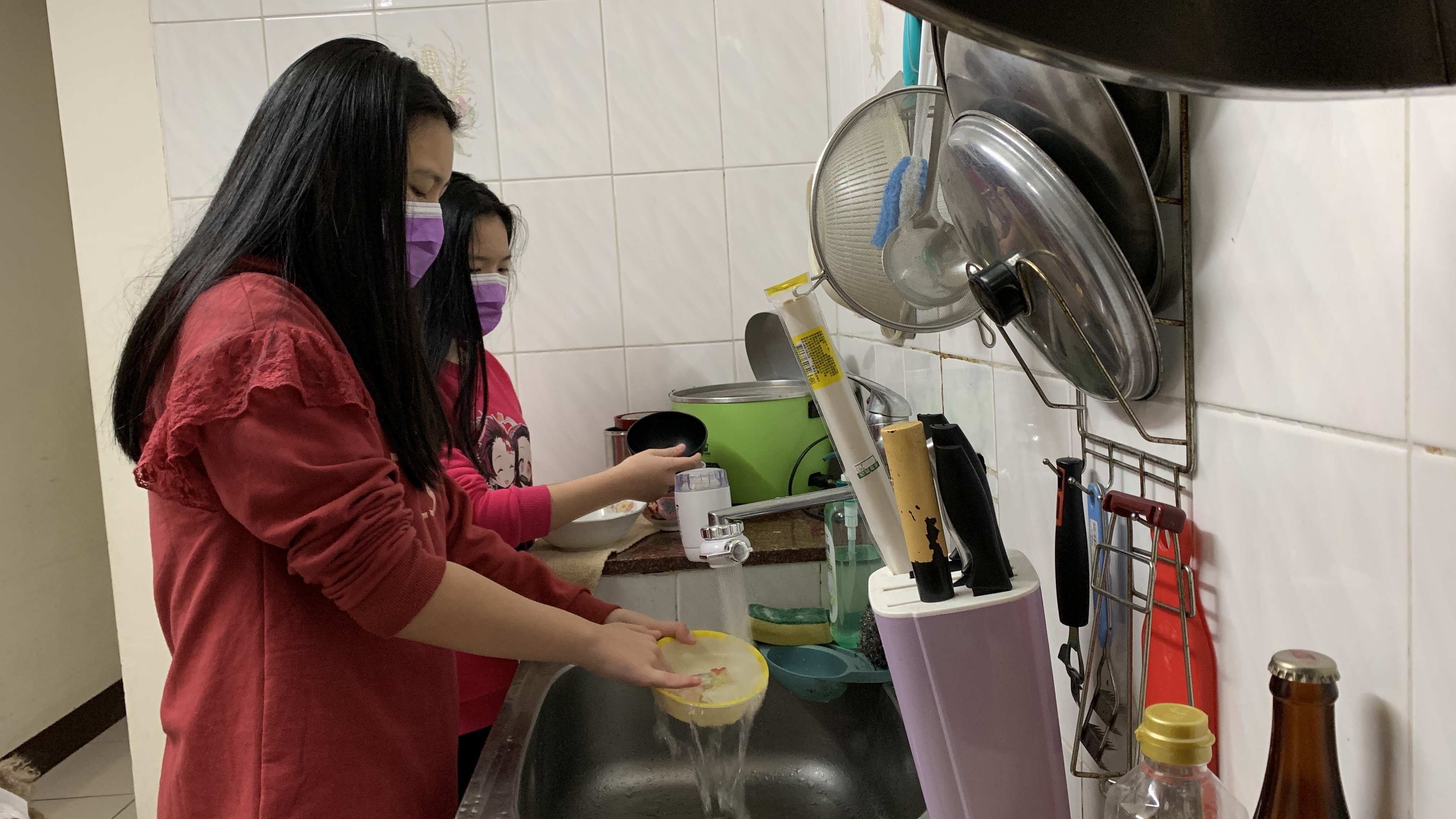 阿婷就讀小6及小5的兩女乖巧分擔家務,讓病重的媽媽休息。張嘉恬攝 阿婷就讀小6及小5的兩女乖巧分擔家務,讓病重的媽媽休息。張嘉恬攝