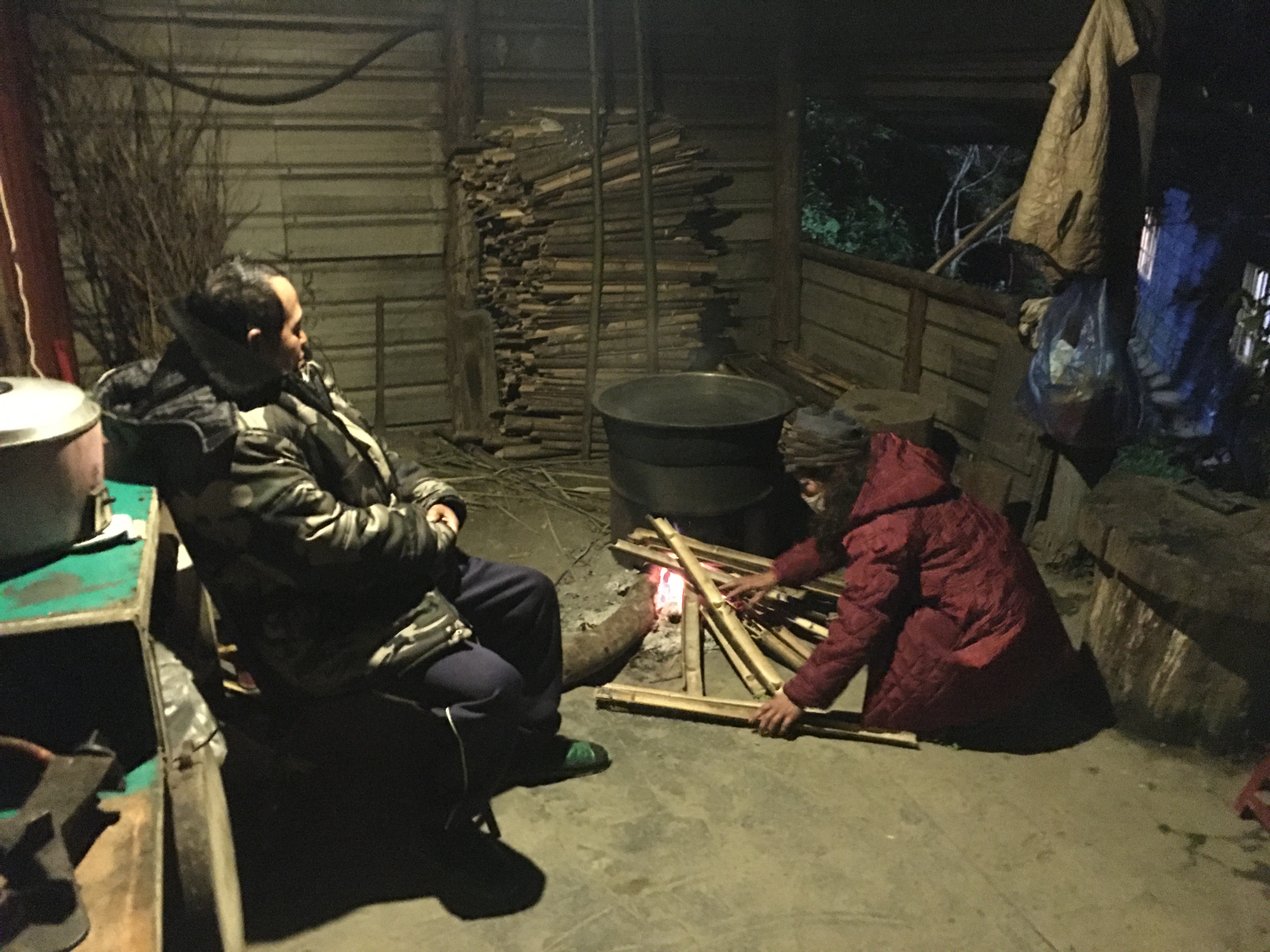 深山入夜仍冷,林暖珠(右)生火燒柴取暖,左為中風子正雄。向高彬攝 深山入夜仍冷,林暖珠(右)生火燒柴取暖,左為中風子正雄。向高彬攝