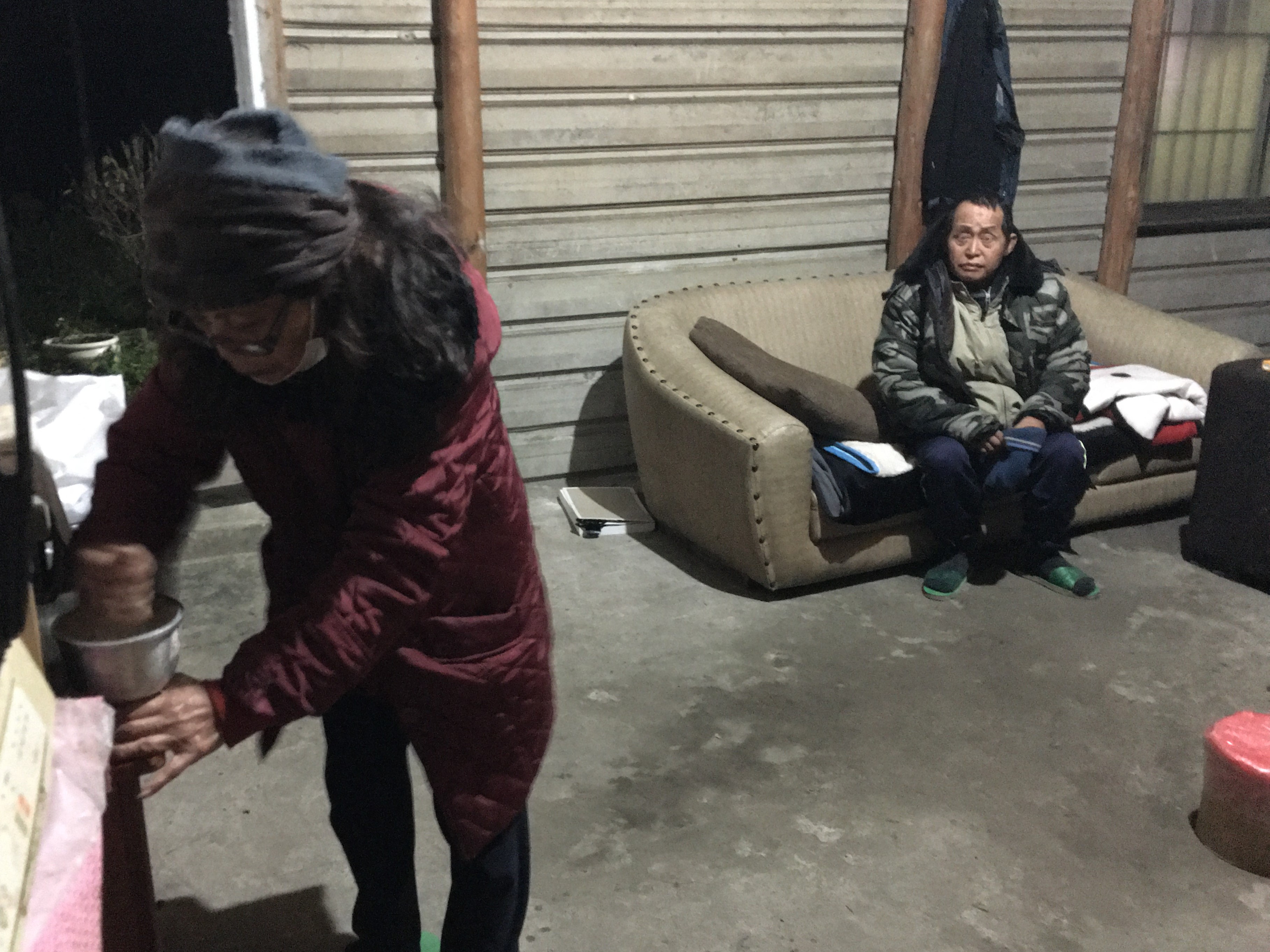 林暖珠(左)幫兒子磨藥餵食,右為2度中風傻楞兒子正雄。向高彬攝 林暖珠(左)幫兒子磨藥餵食,右為2度中風傻楞兒子正雄。向高彬攝